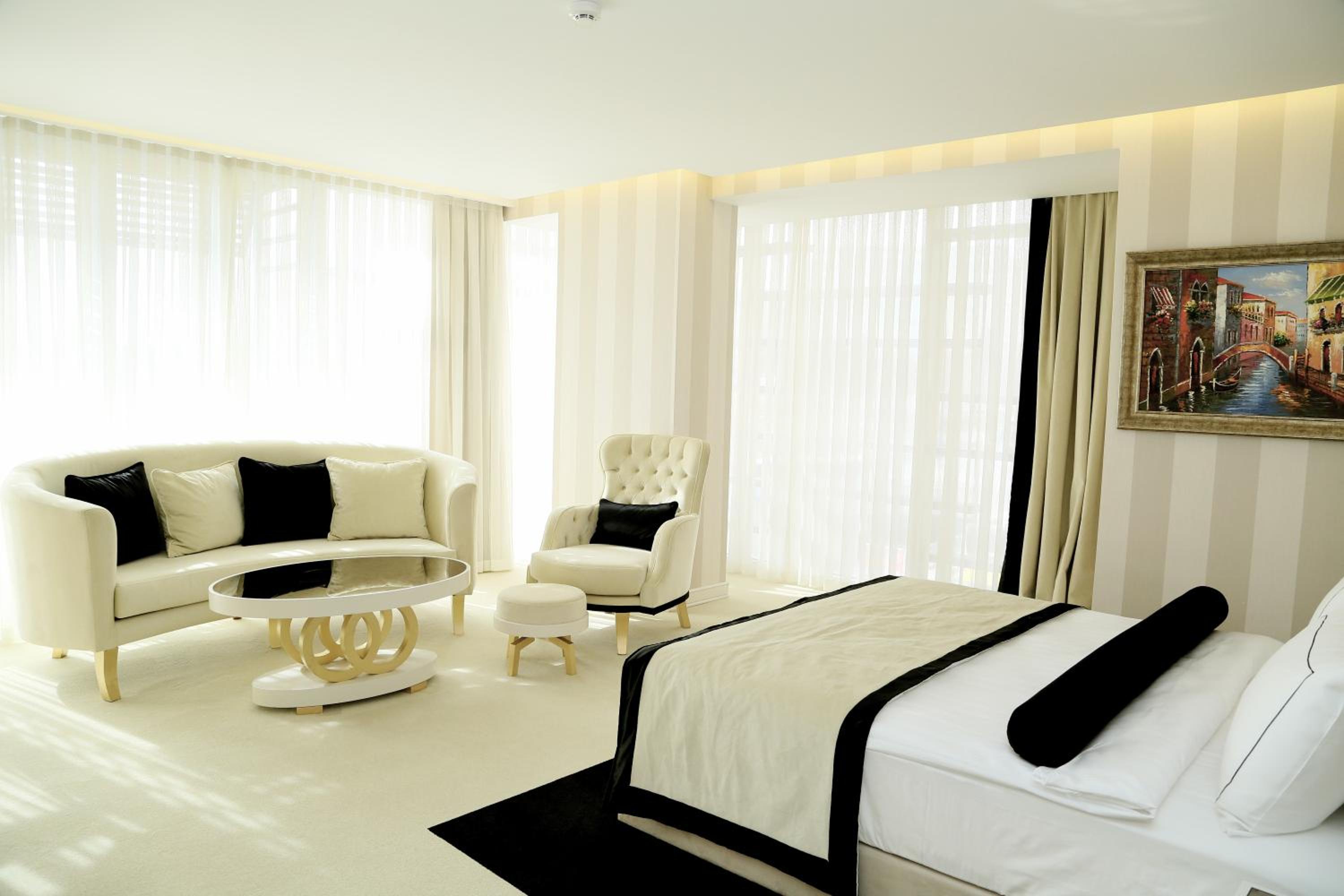 Corner Suite photo 2
