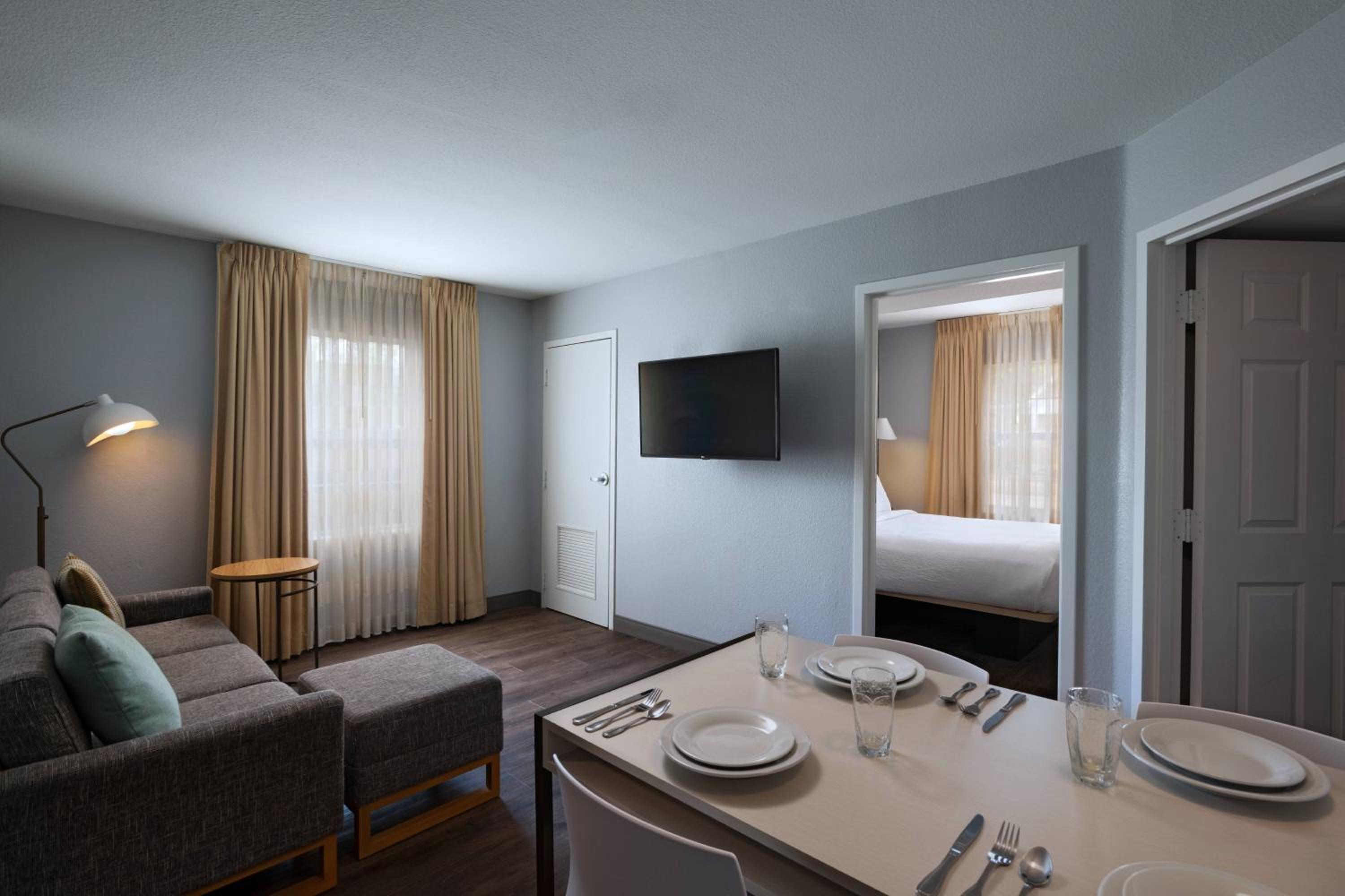 2 Bedroom Suite, Bedroom 1: 1 Queen, Bedroom 2: 1 Queen - Photo 1