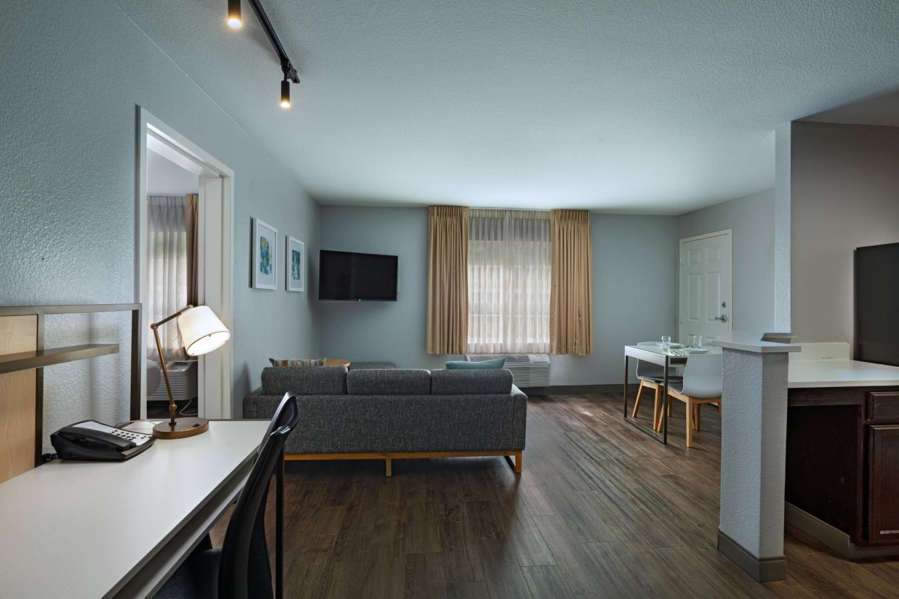 1 Bedroom Suite, 1 King photo 1