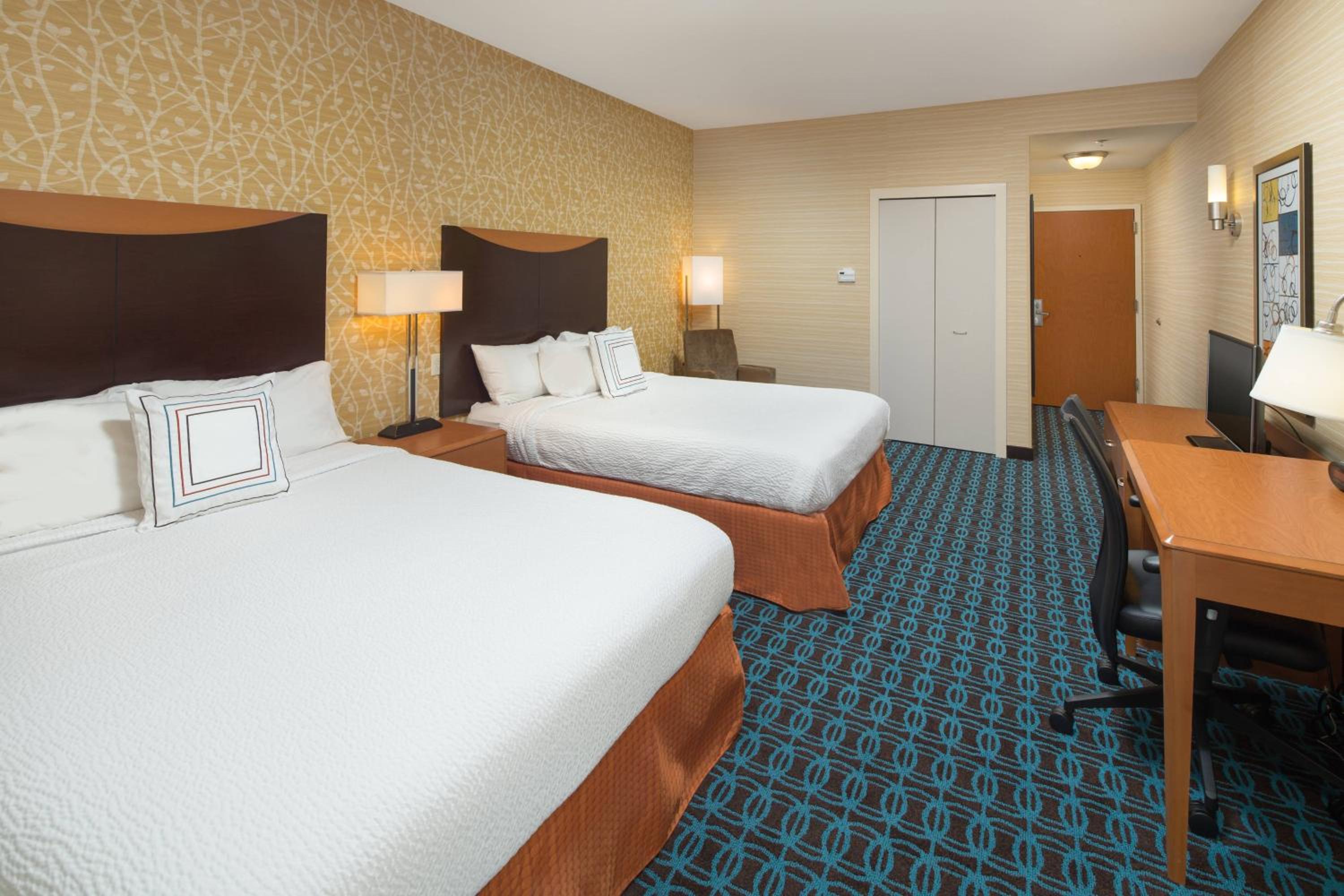 Queen Room with Two Queen Beds - Photo 2
