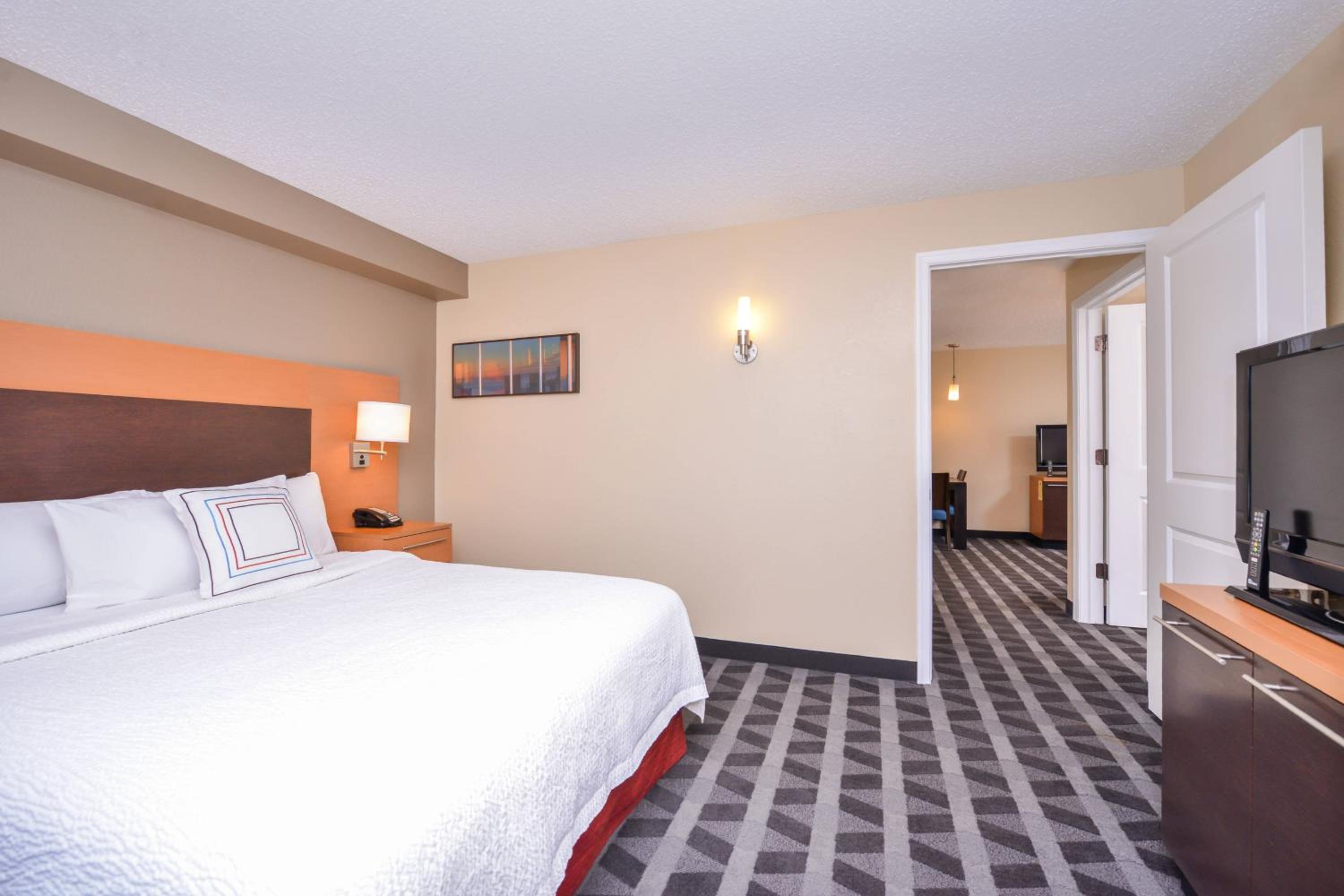 Two-Bedroom Suite - Photo 3
