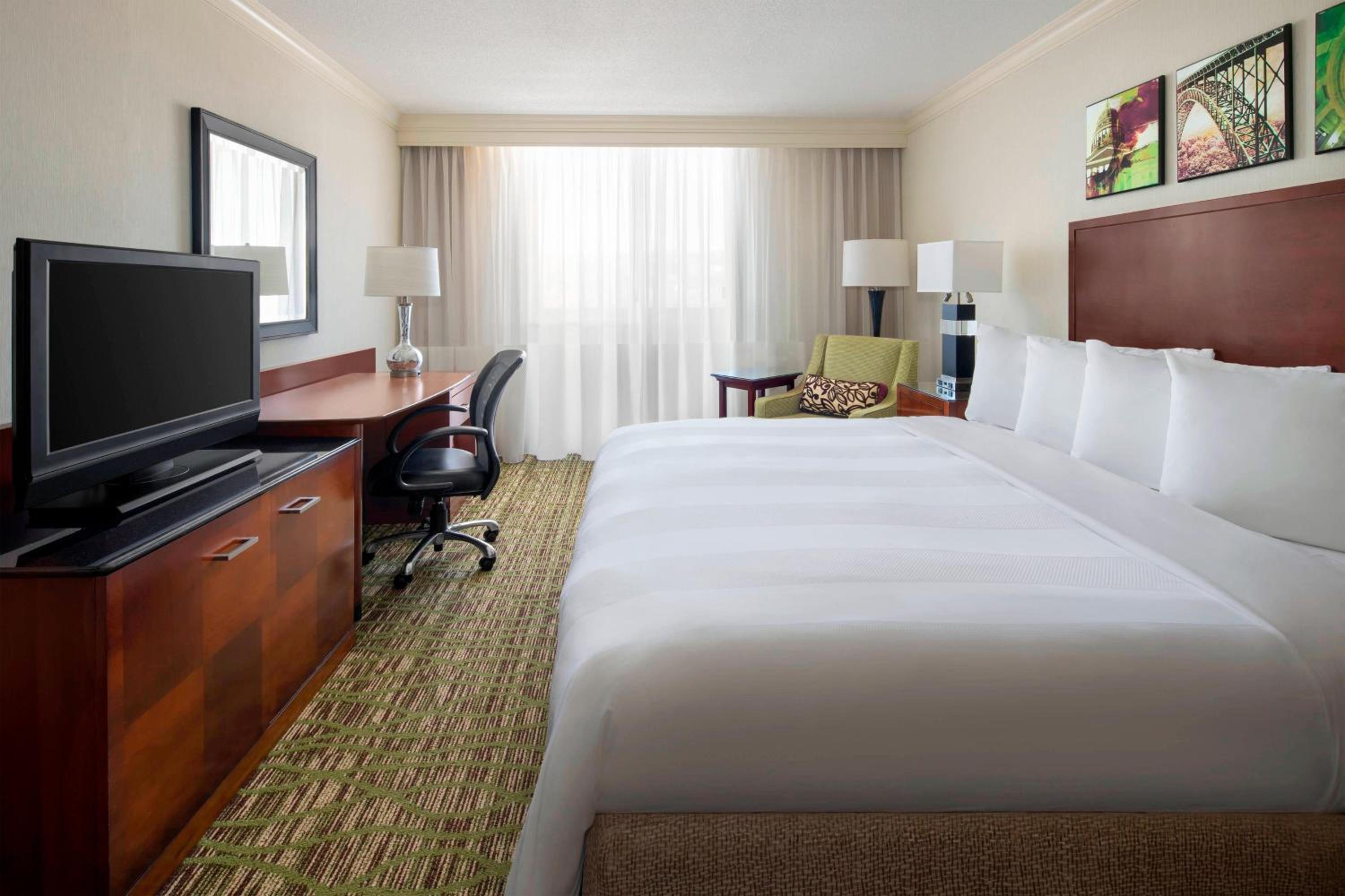 King Room - Hearing Accessible photo 1