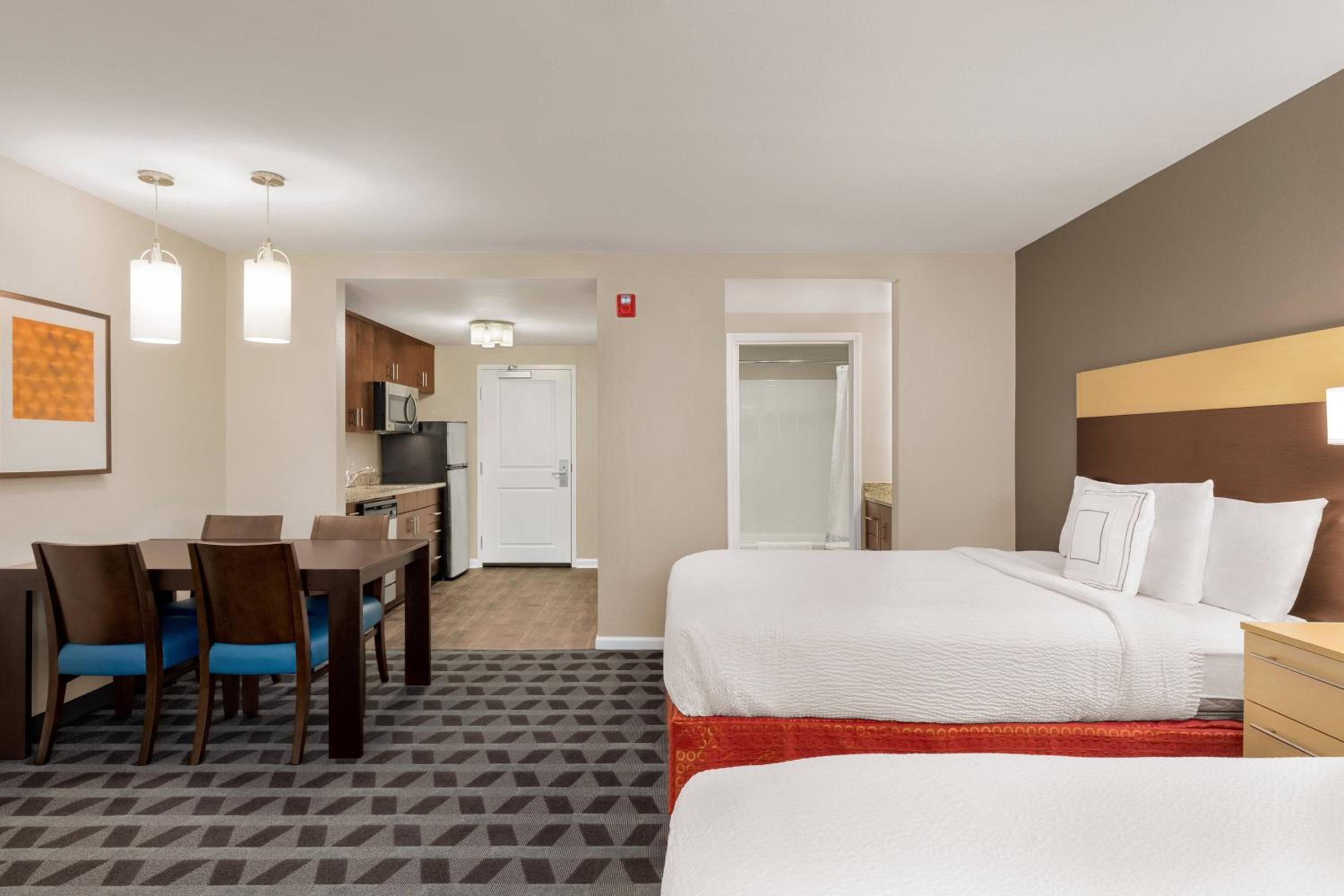Queen Room with Two Queen Beds photo 3