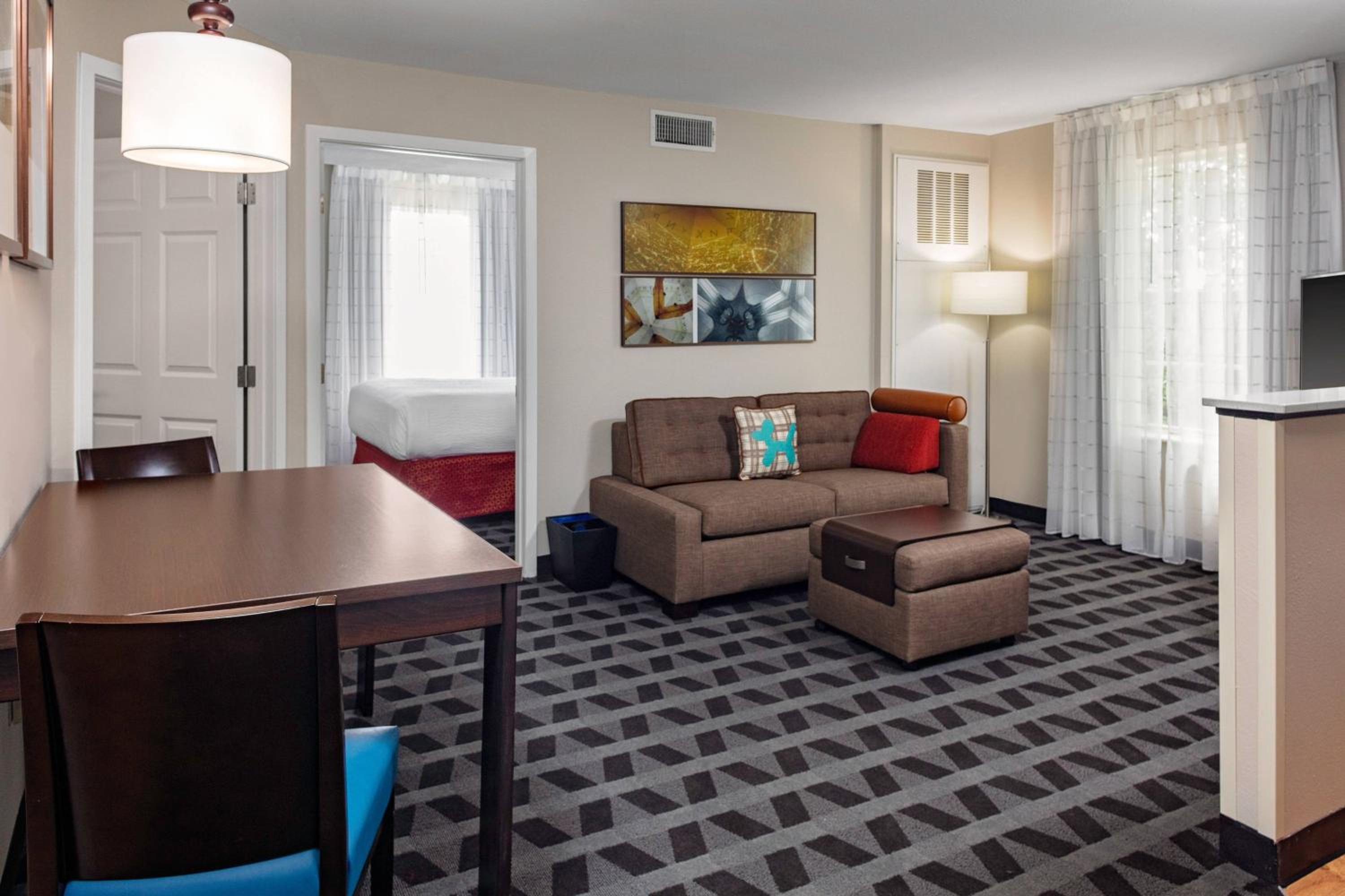 One-Bedroom Queen Suite with Sofa Bed and Adapted Tub - Mobility Accessible