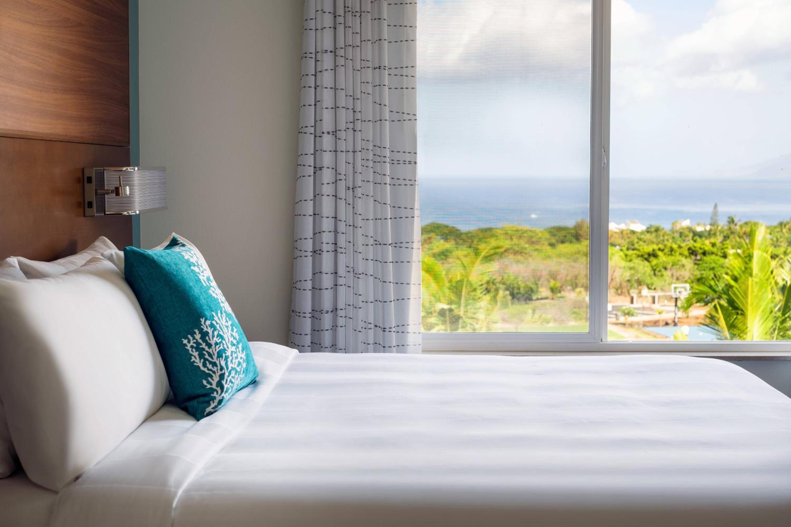 One-Bedroom Queen Suite with Sofa Bed and Ocean View thumbnail 6