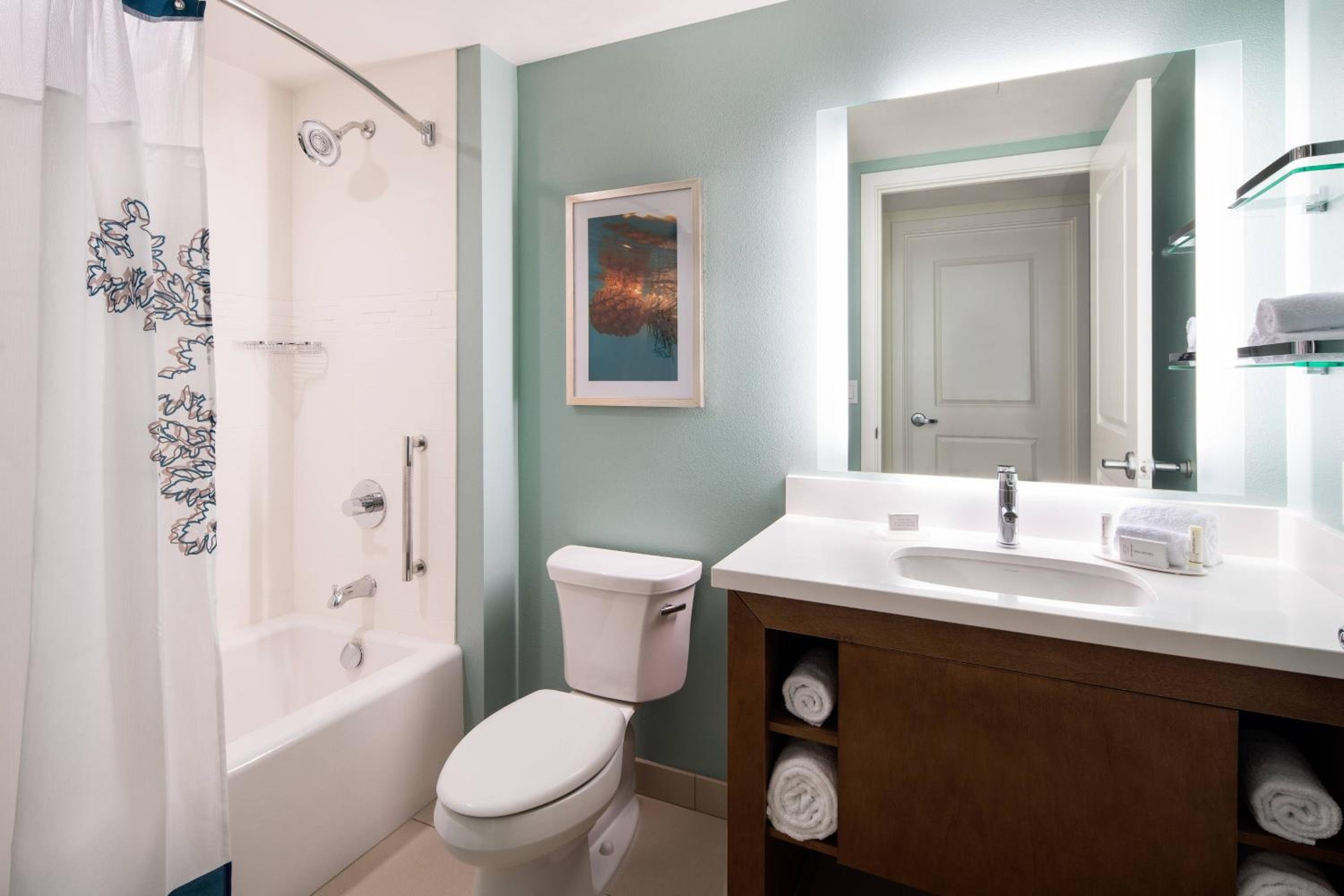 Two-Bedroom Suite thumbnail 5
