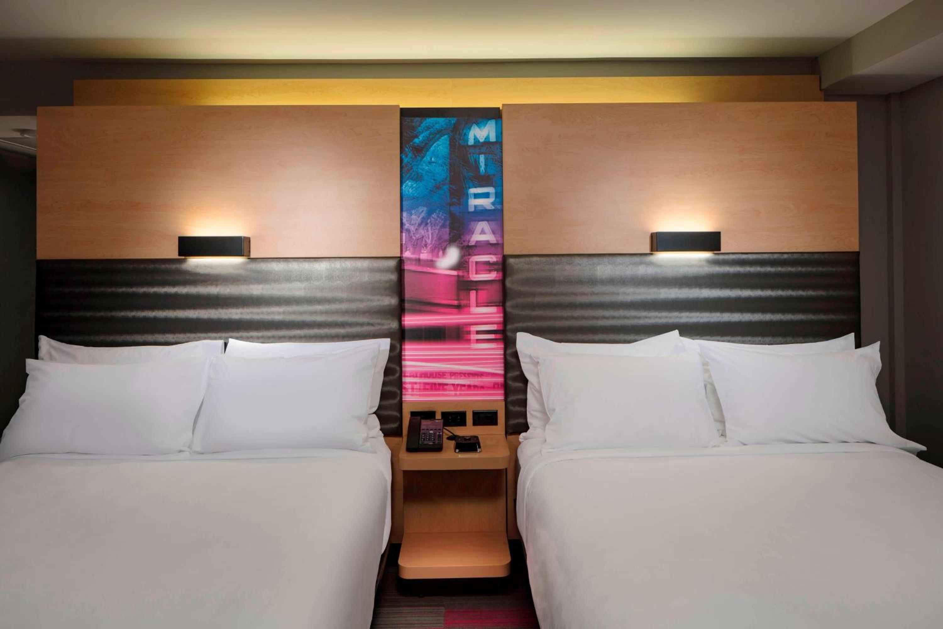 Aloft Guest Room, Guest room, 2 Double photo 2