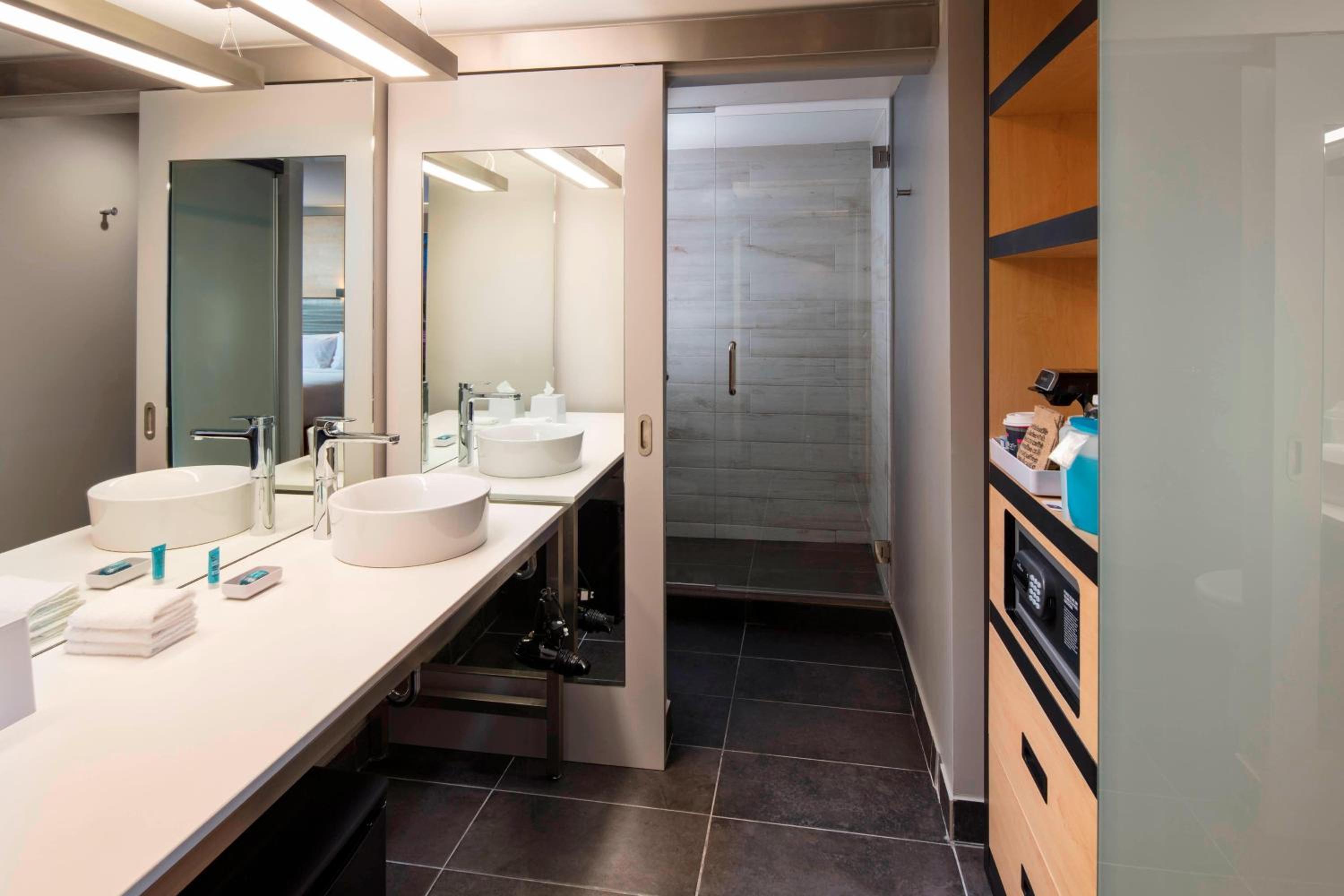 Aloft Guest Room, Guest room, 1 King photo 3