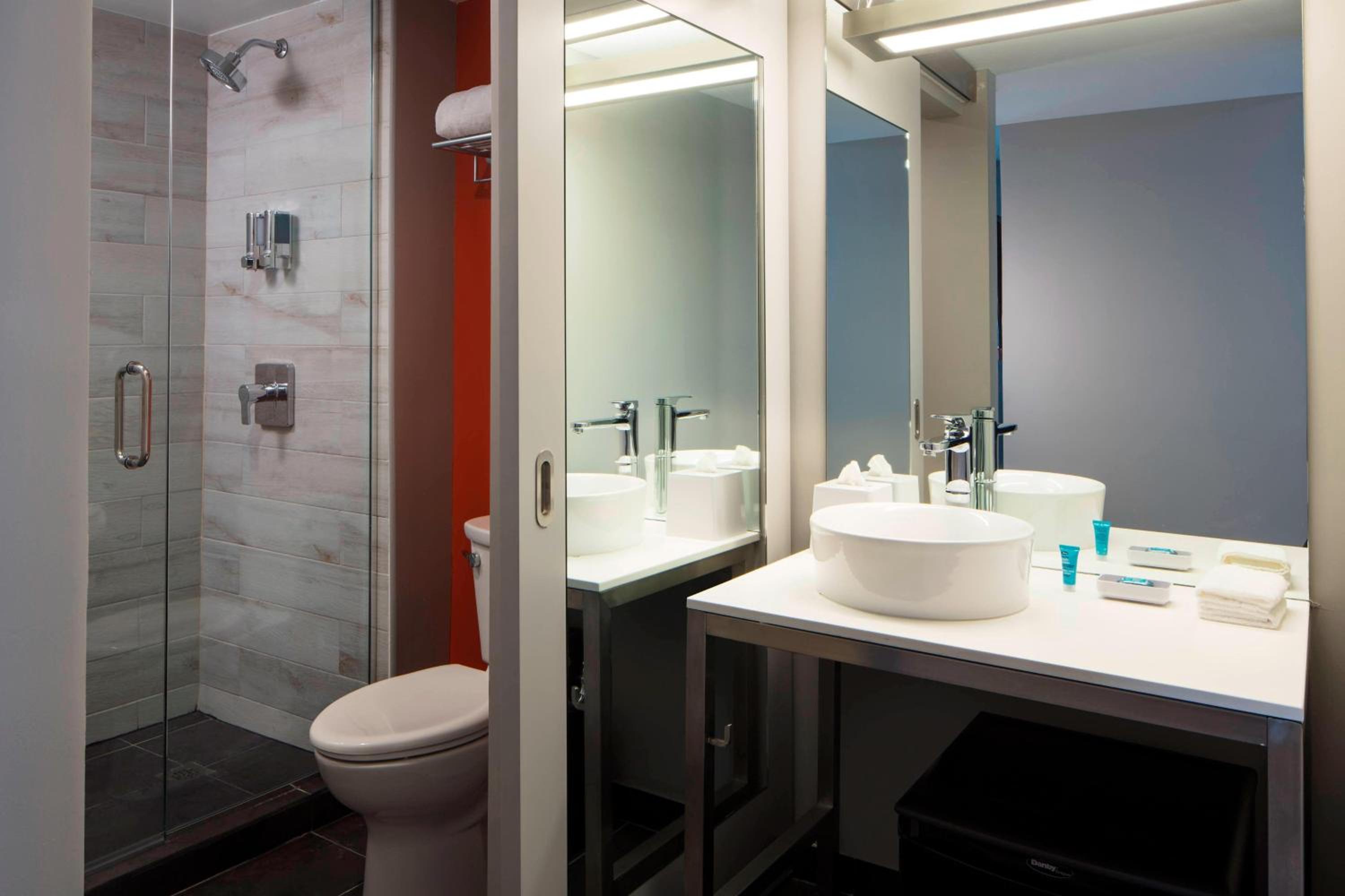 Aloft Guest Room, Larger Guest room, 1 King, Low floor photo 2