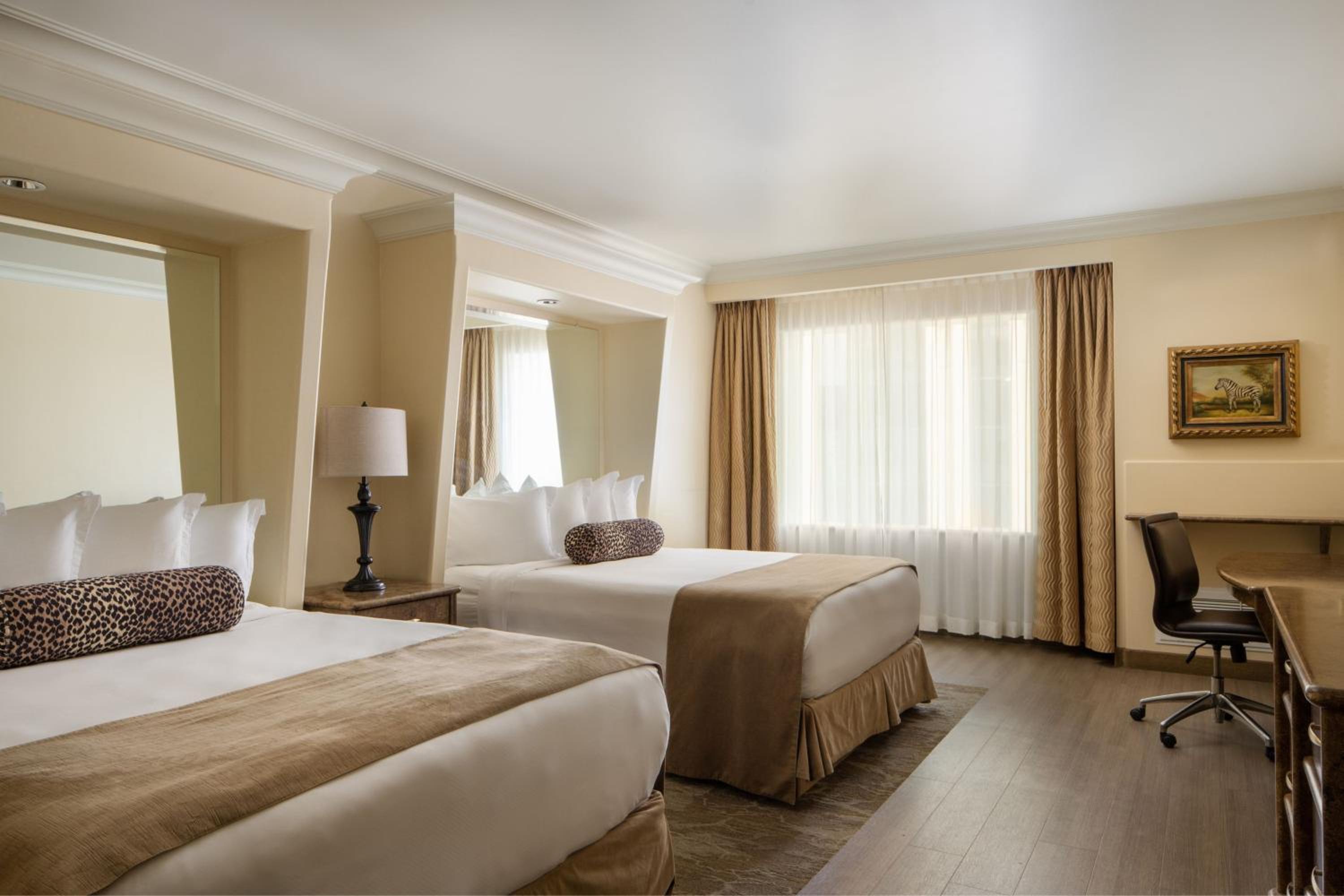 Deluxe Queen Room with Two Queen Beds photo 3
