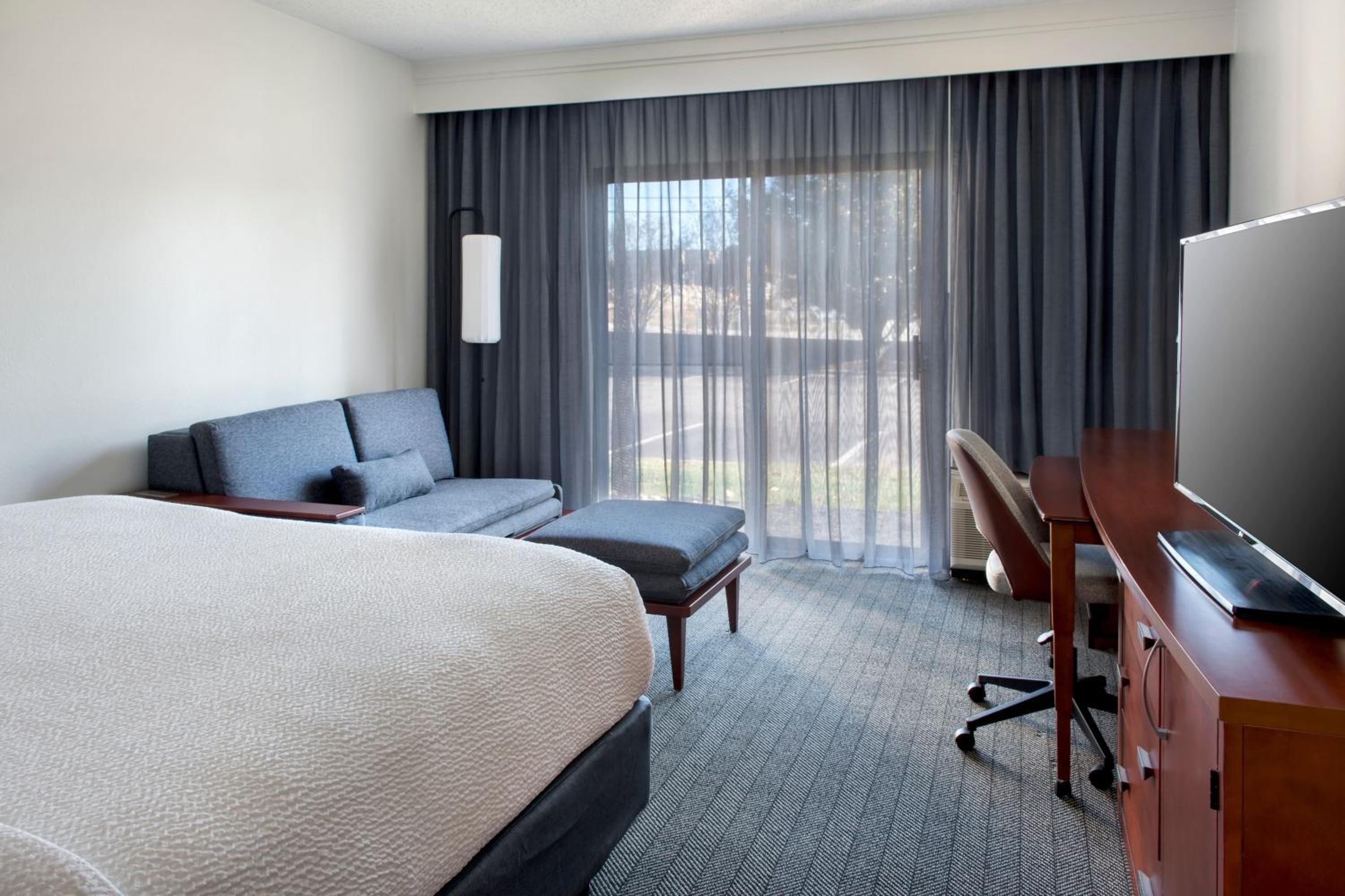 King Room with Sofa Bed - Photo 1