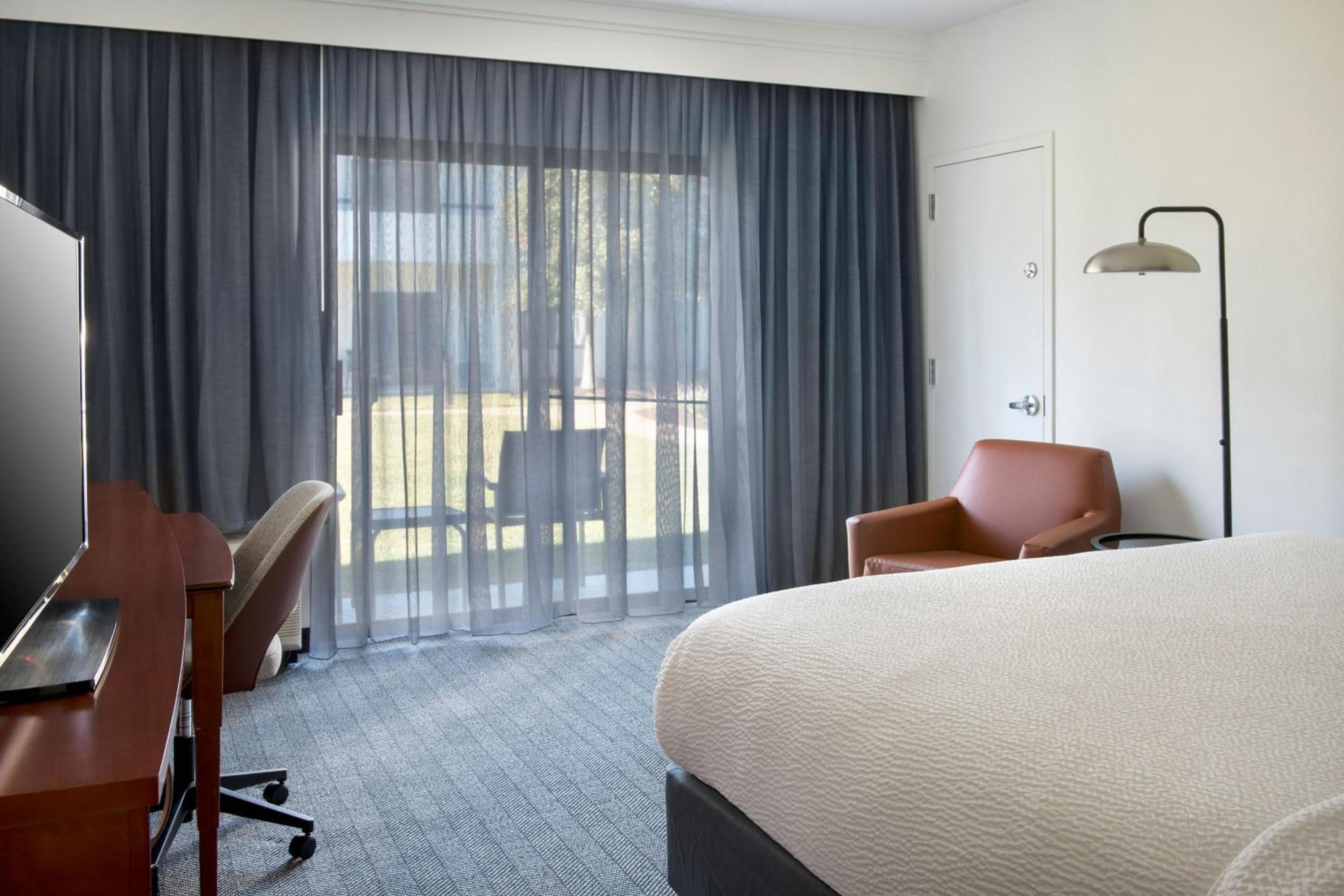 King Room with Sofa Bed - Photo 4