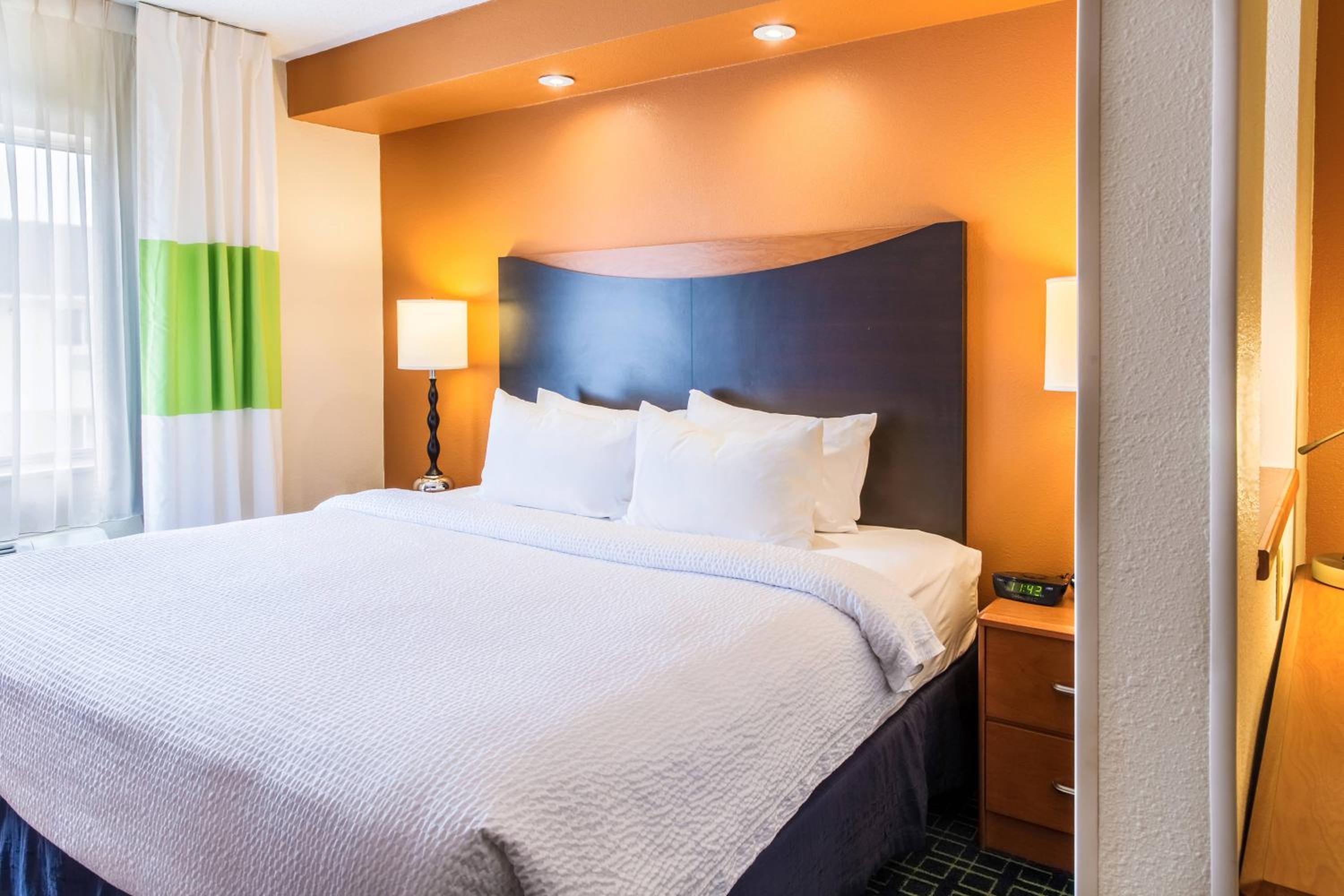 Deluxe King Room with Sofa Bed - Photo 3