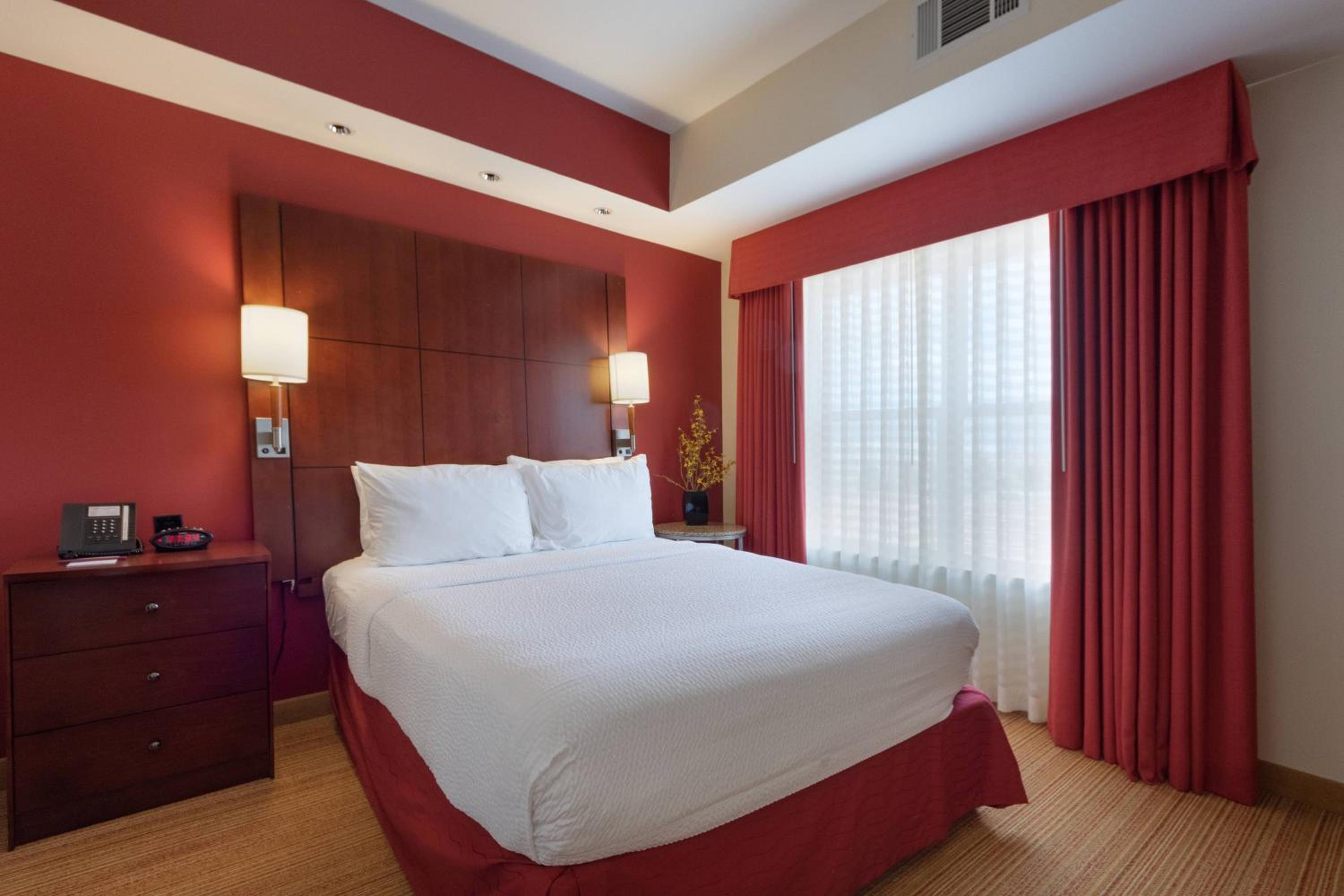 One-Bedroom Suite - Photo 3