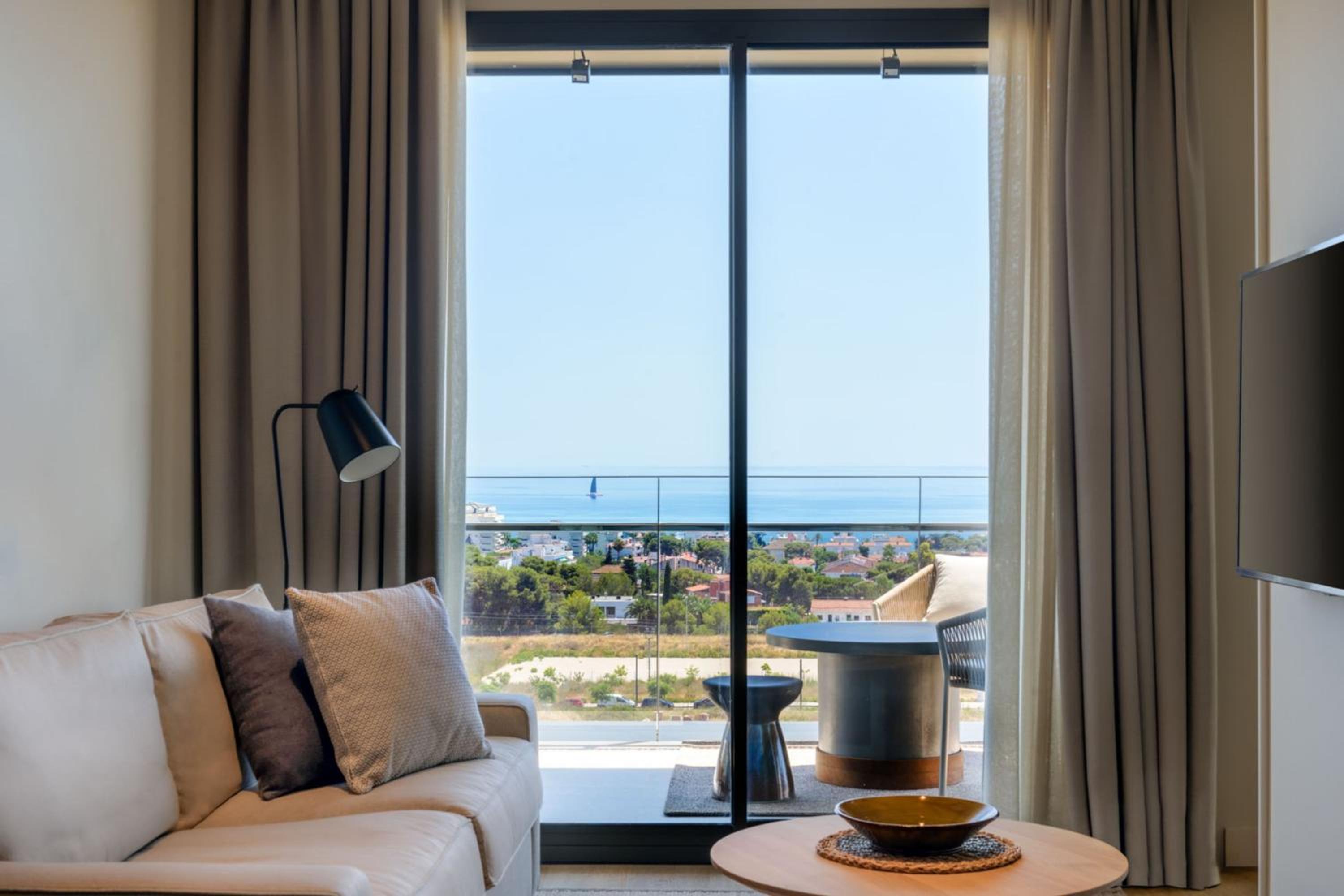 Two-Bedroom Suite with Balcony and Sea View thumbnail 5