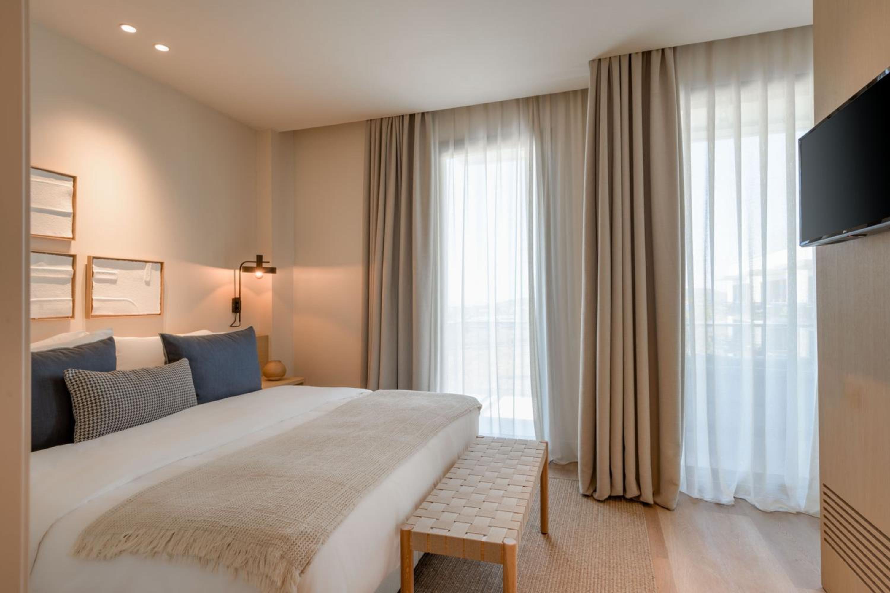 One-Bedroom Queen Suite with Balcony and Sea View