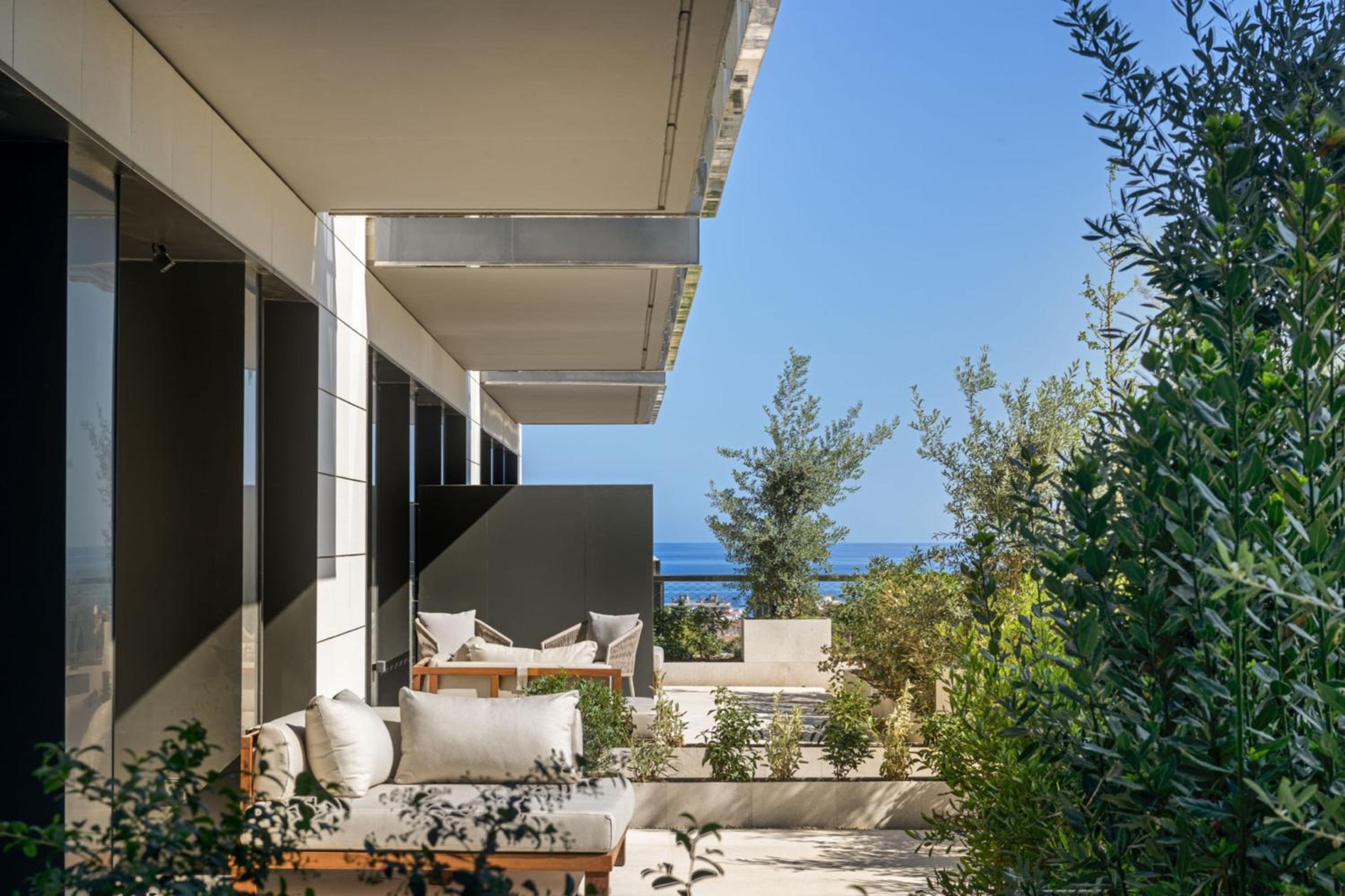 One-Bedroom Queen Suite with Balcony and Sea View