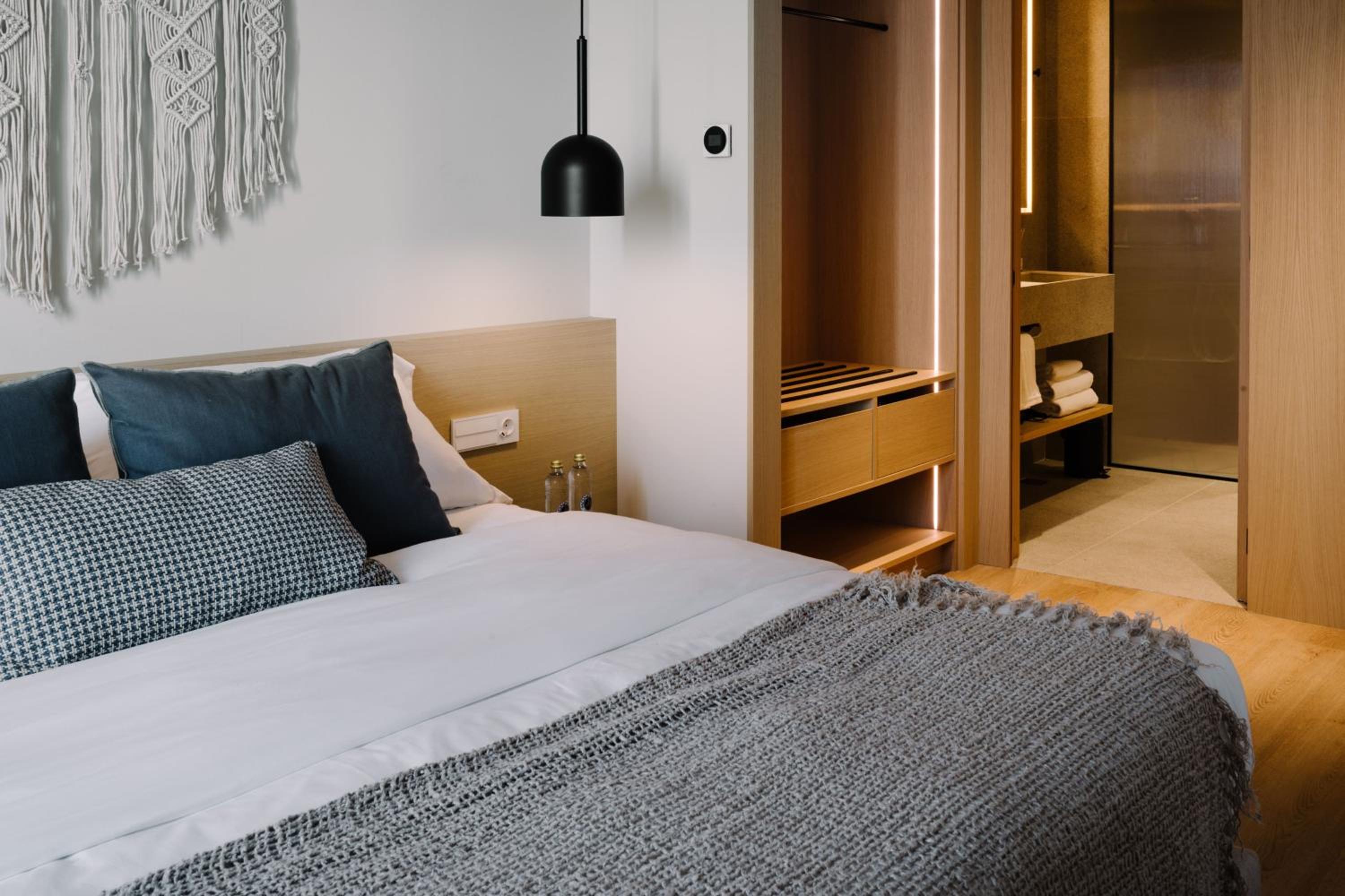 One-Bedroom Deluxe Queen Suite with Partial Sea View