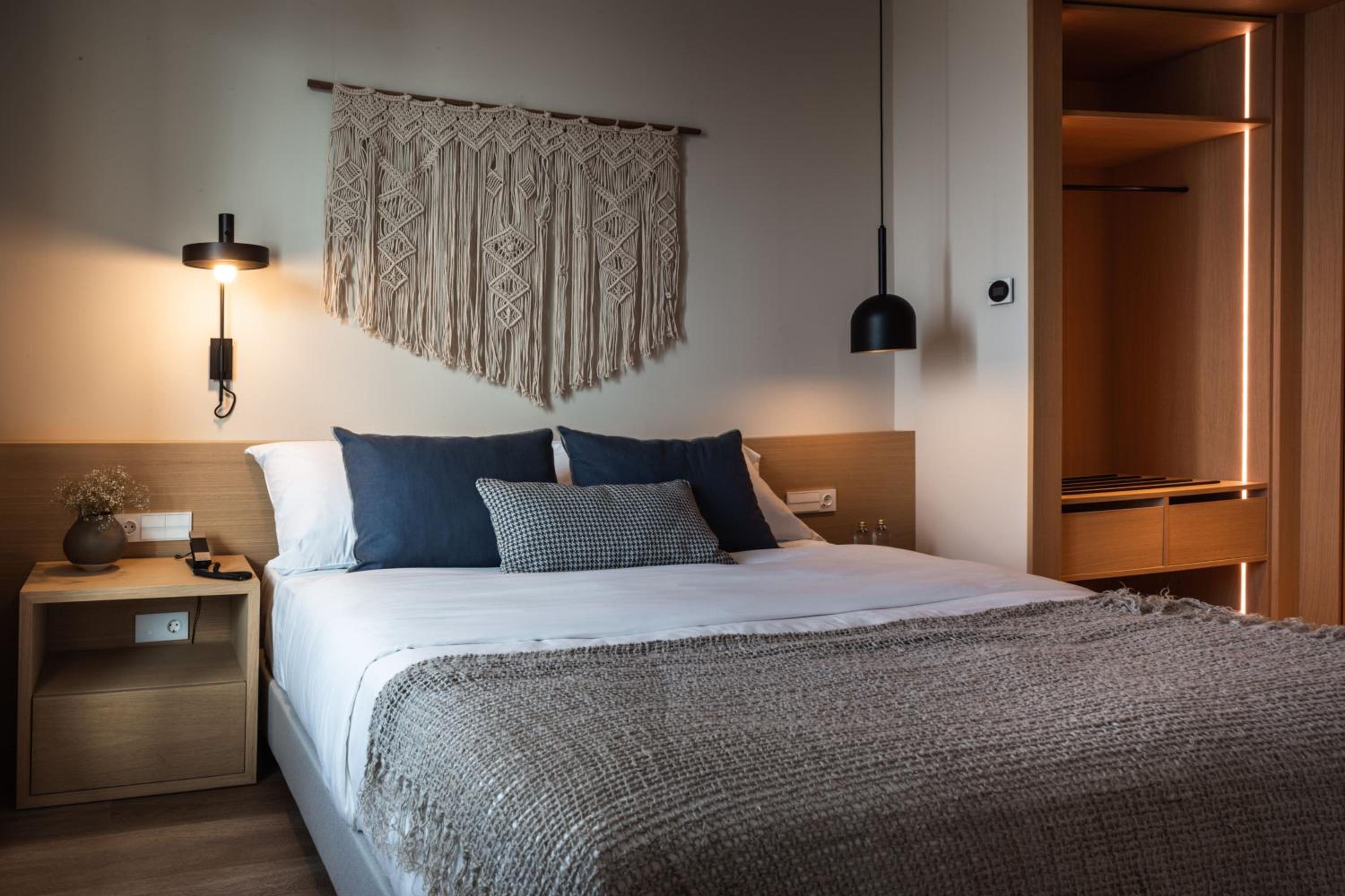 One-Bedroom Junior Queen Suite with Mountain View
