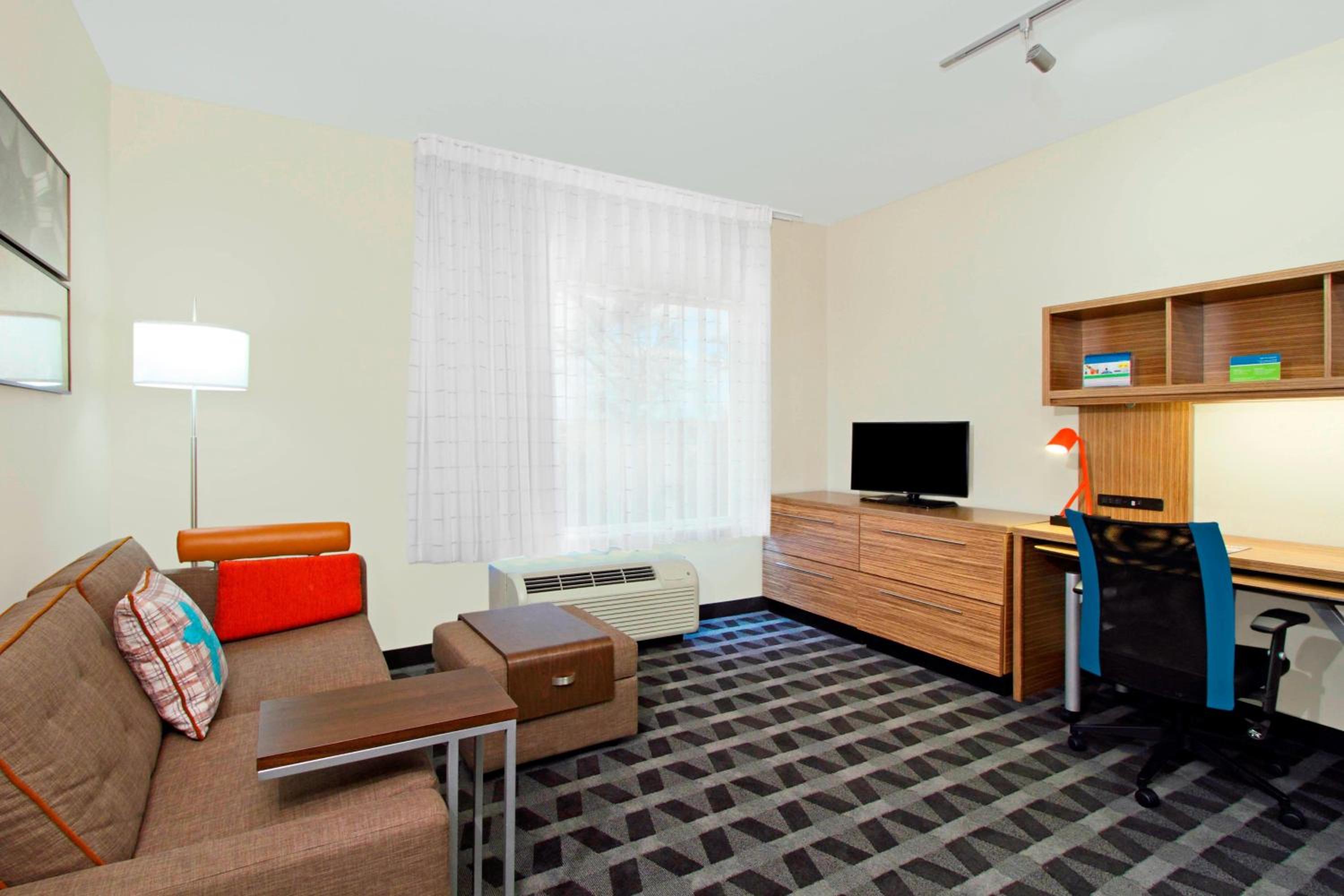 One Bedroom Suite, 1 Queen, Sofa bed photo 3
