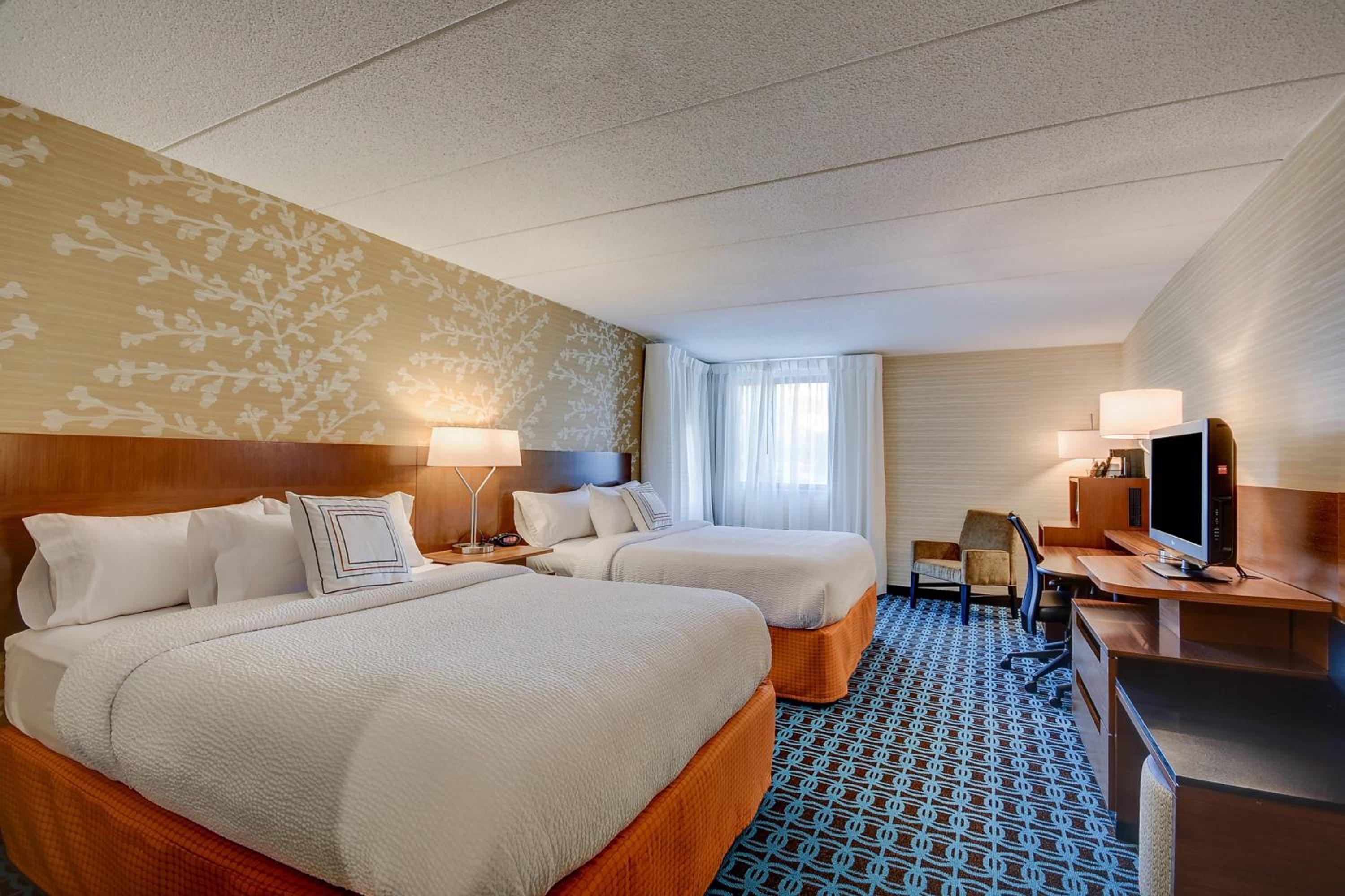 Standard Queen Room with Two Queen Beds - Photo 2