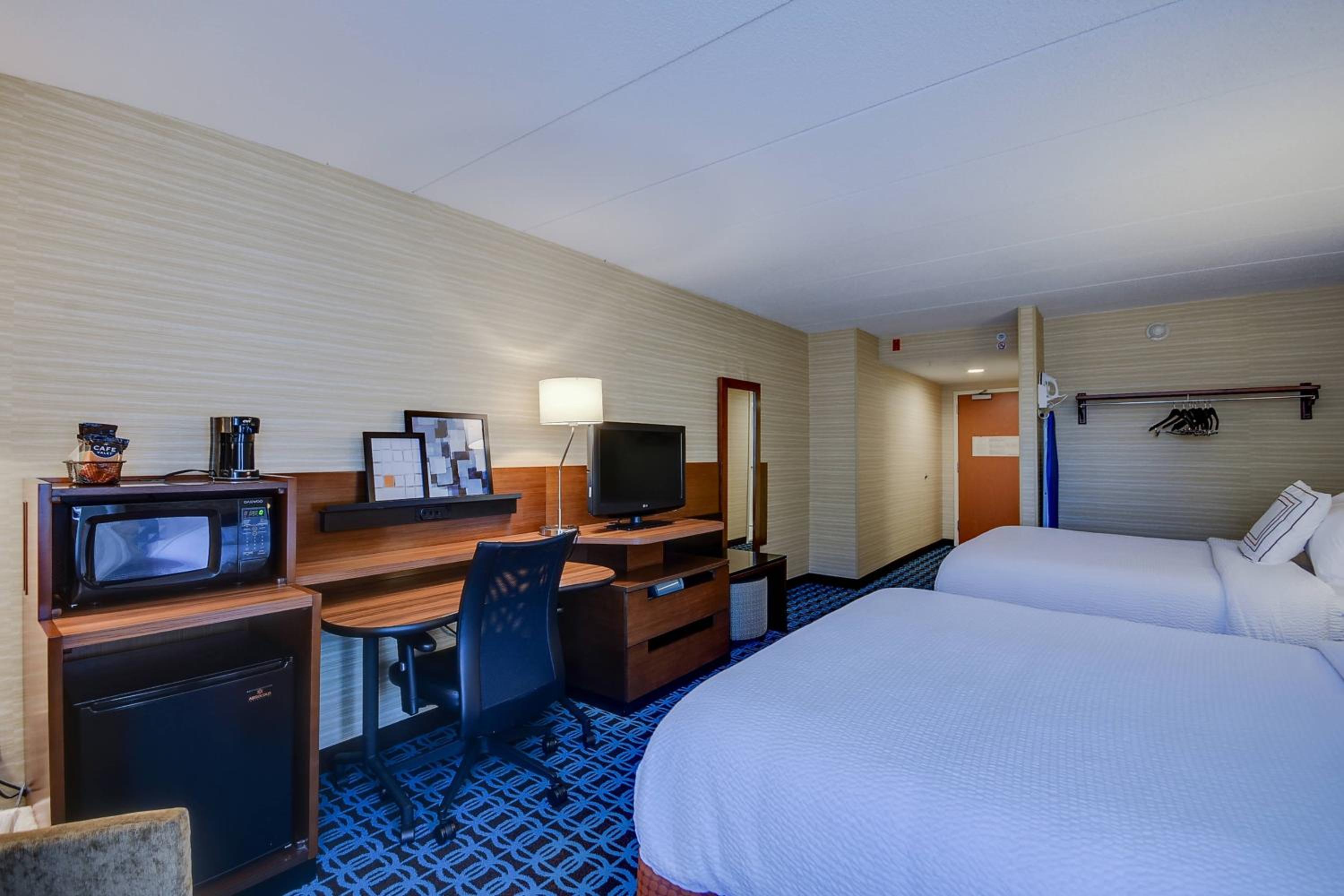 Standard Queen Room with Two Queen Beds - Photo 3