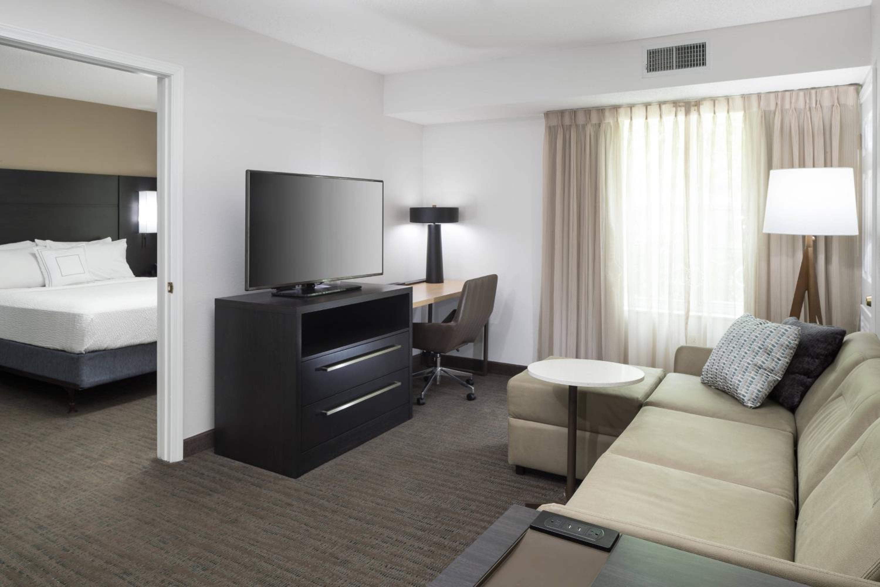 One-Bedroom Queen Suite with Sofa Bed - Photo 5