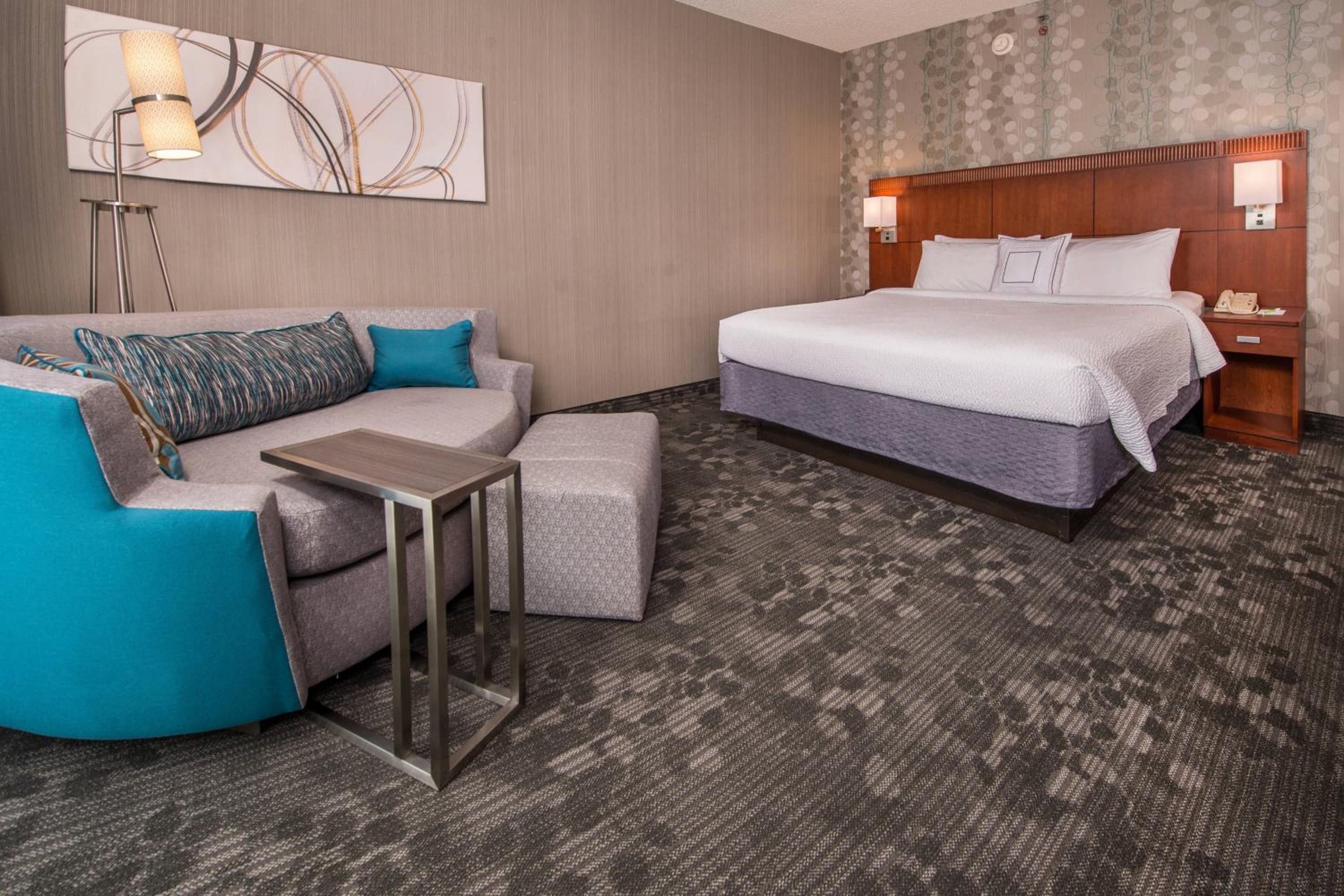 King Room with Sofa Bed - Photo 1