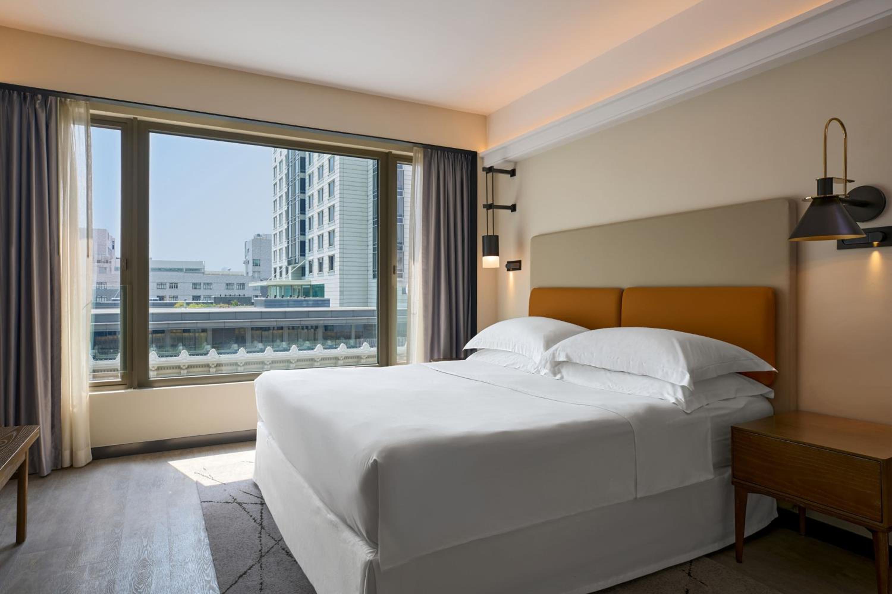 Club lounge access, 1 Bedroom Suite, 1 King