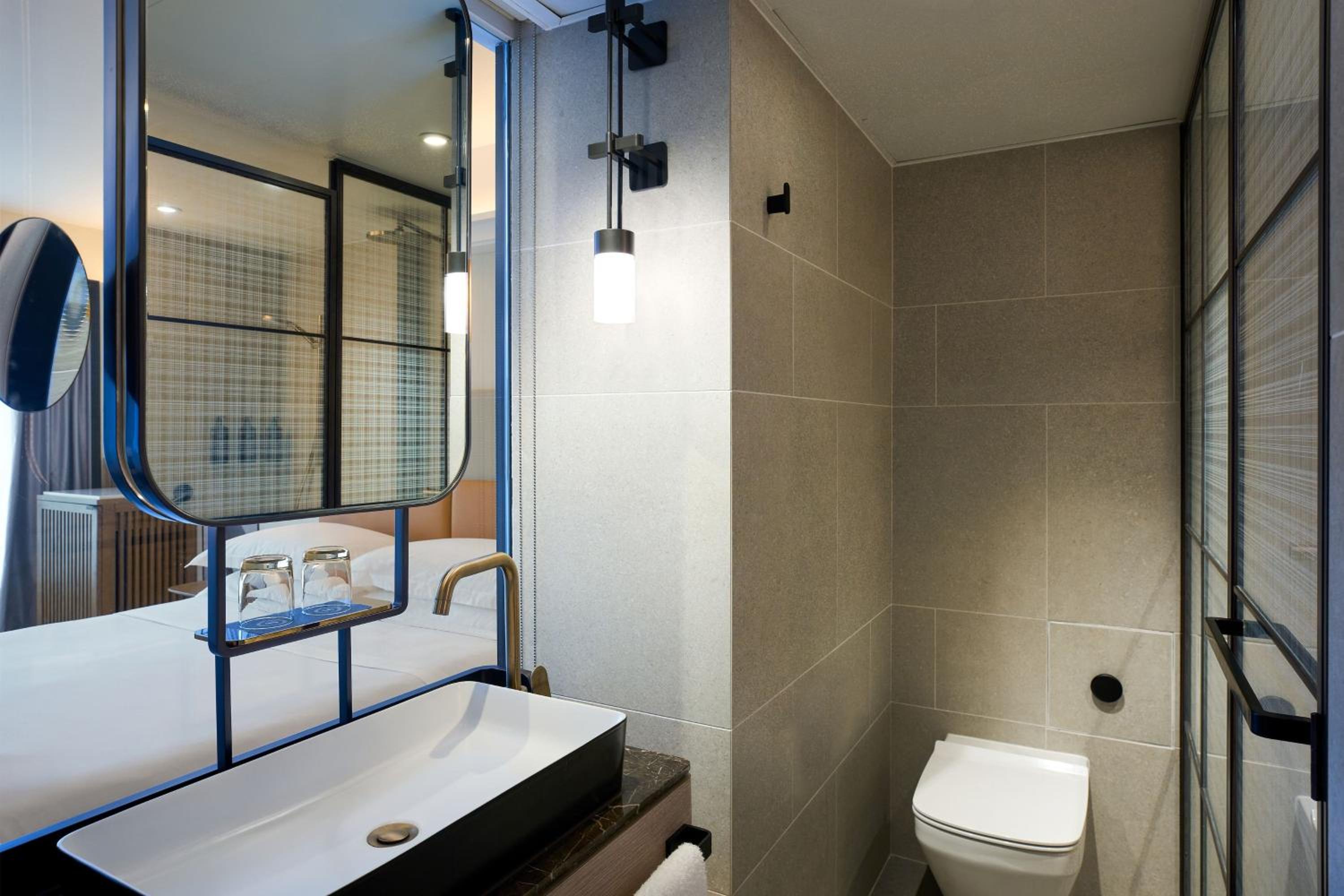 Club lounge access, Guest room, 1 King, Harbor view
