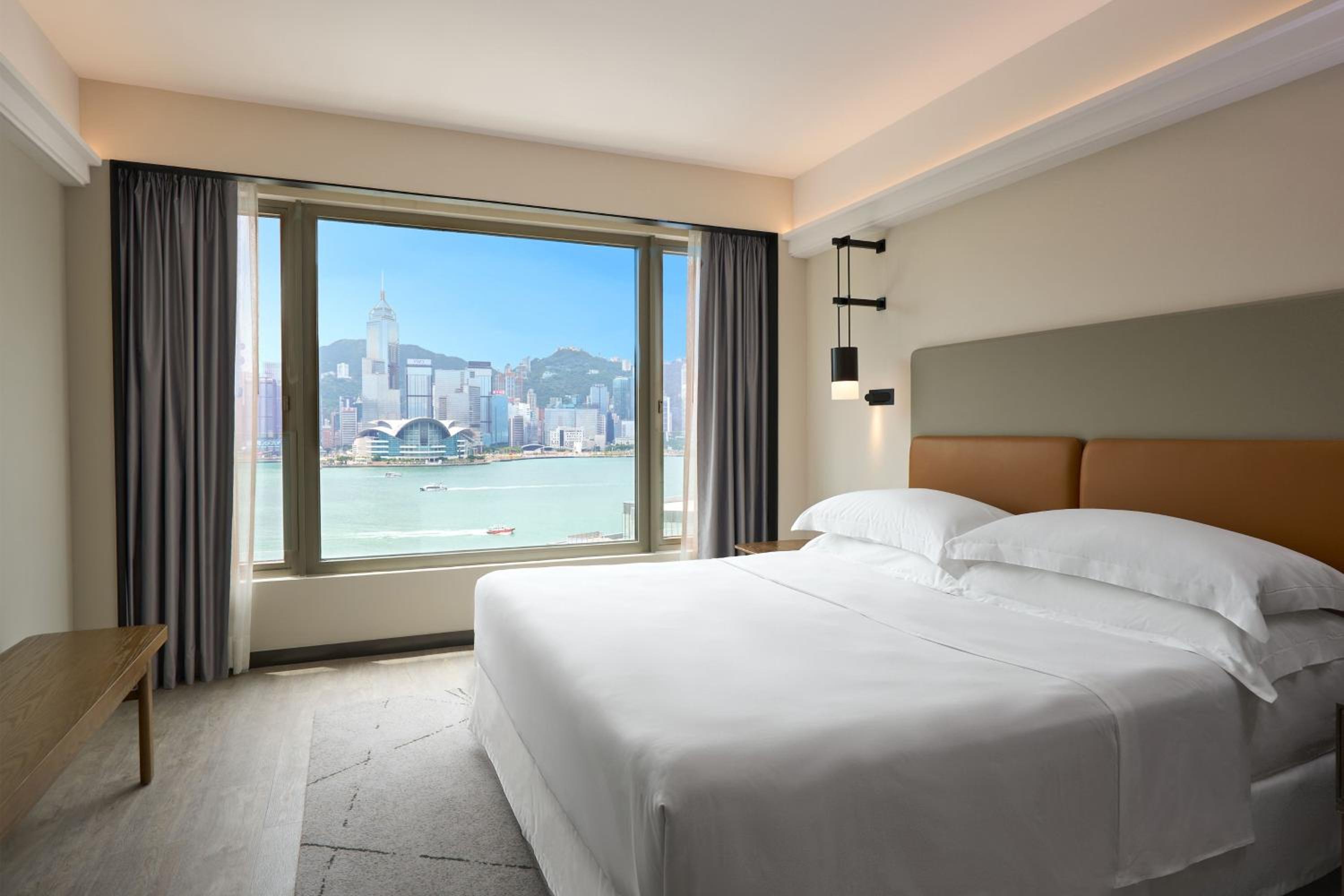 Club lounge access, 1 Bedroom Suite, 1 King, Harbor view thumbnail 5