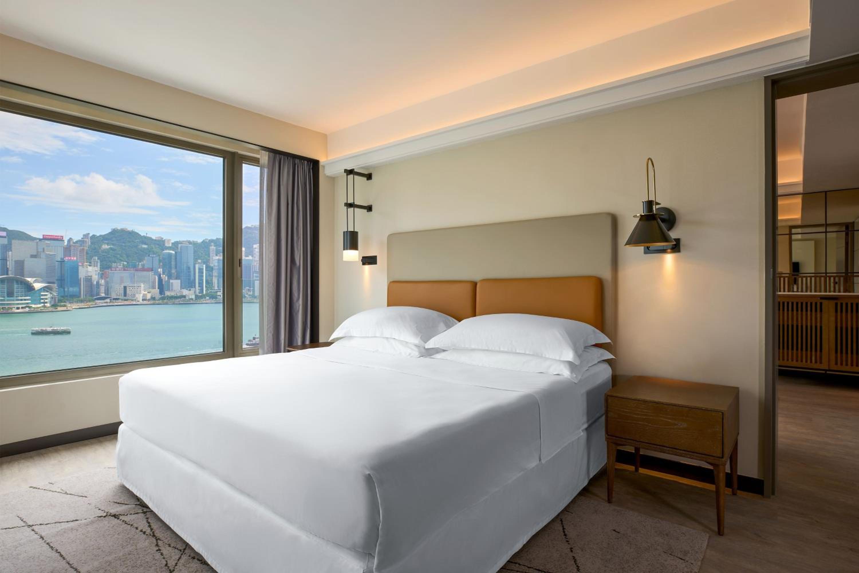 Large One-Bedroom King Suite - Club Lounge Access