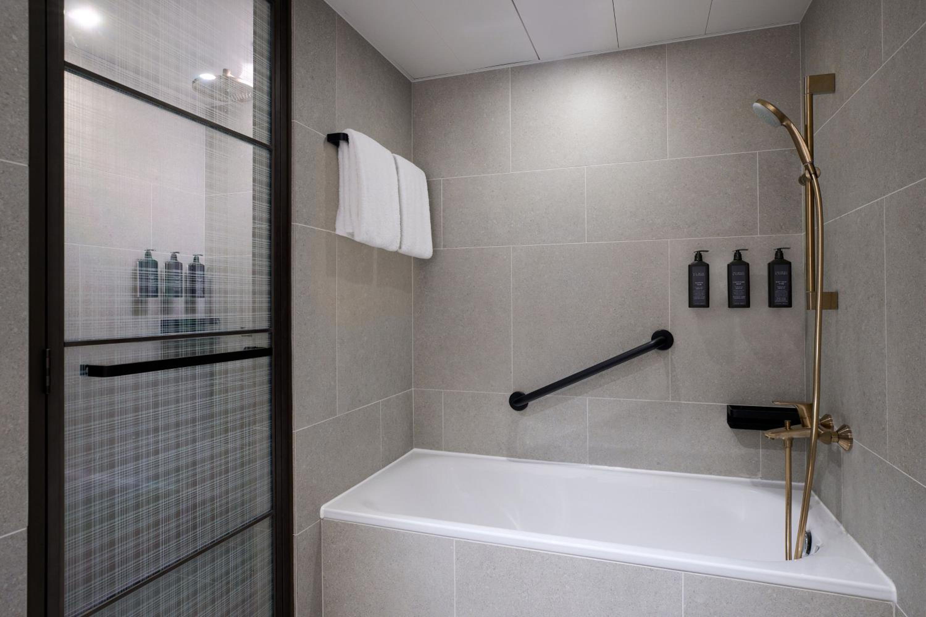 Large One-Bedroom Suite with Two Double Beds thumbnail 6