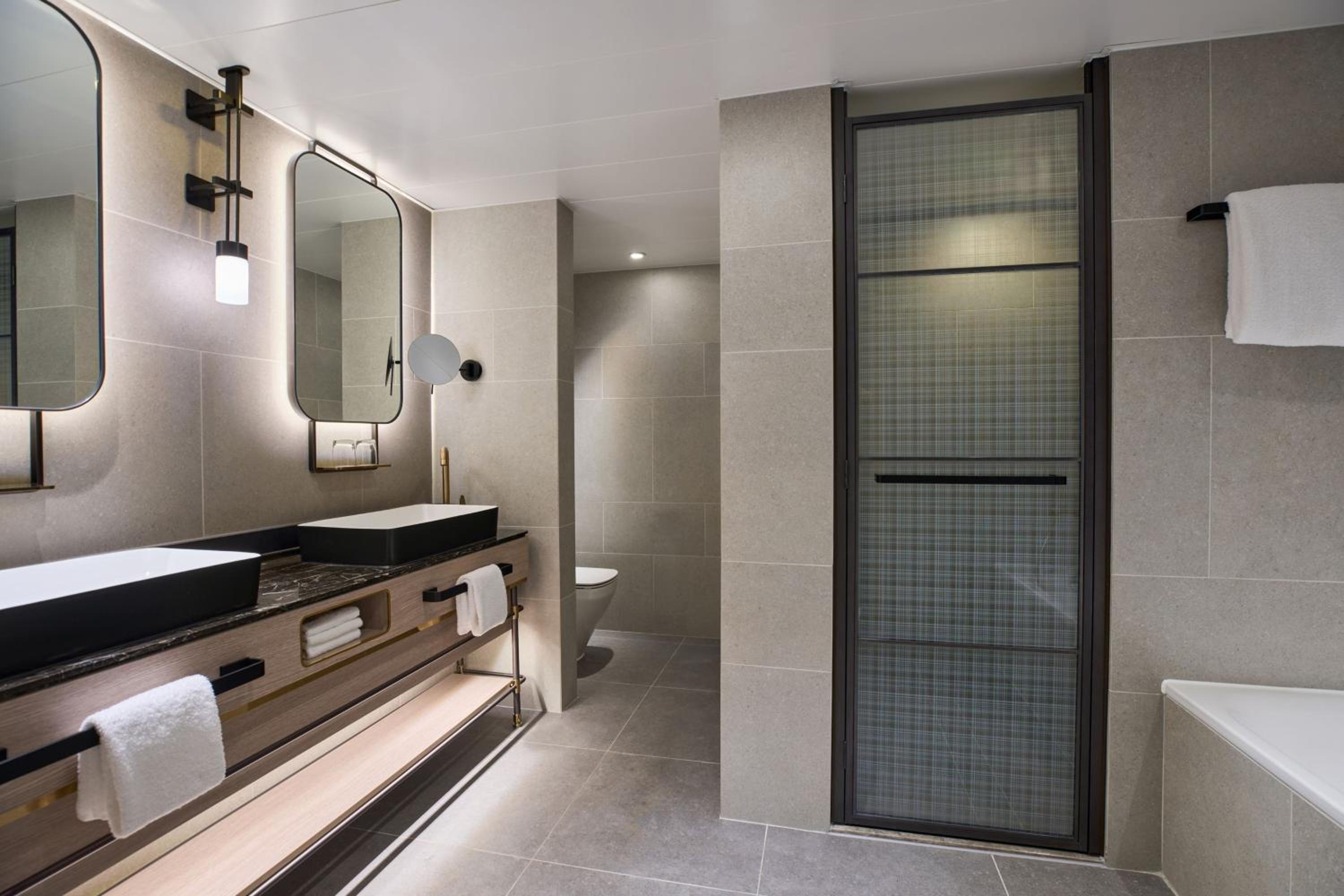 Large One-Bedroom Suite with Two Double Beds thumbnail 5