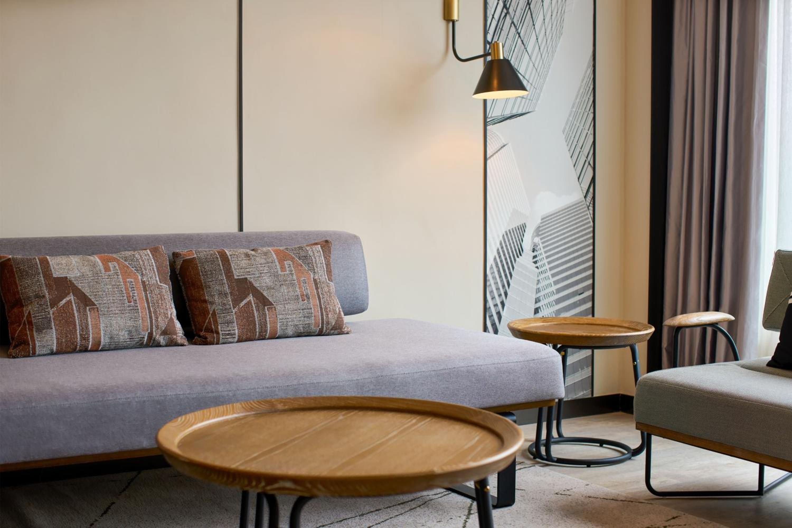 Club lounge access, 1 Bedroom Suite, 1 King thumbnail 5