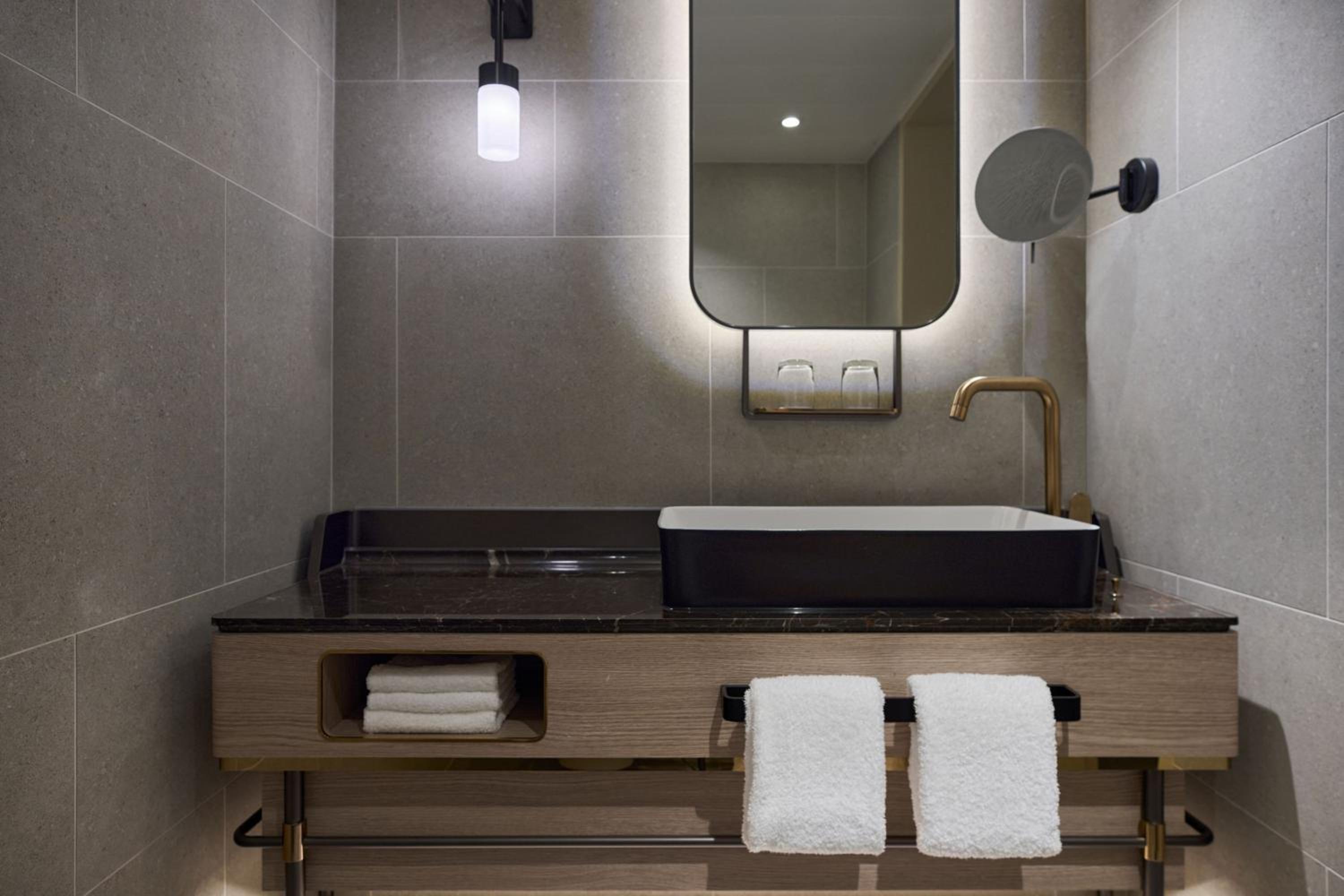 Large One-Bedroom King Suite - Club Lounge Access thumbnail 6