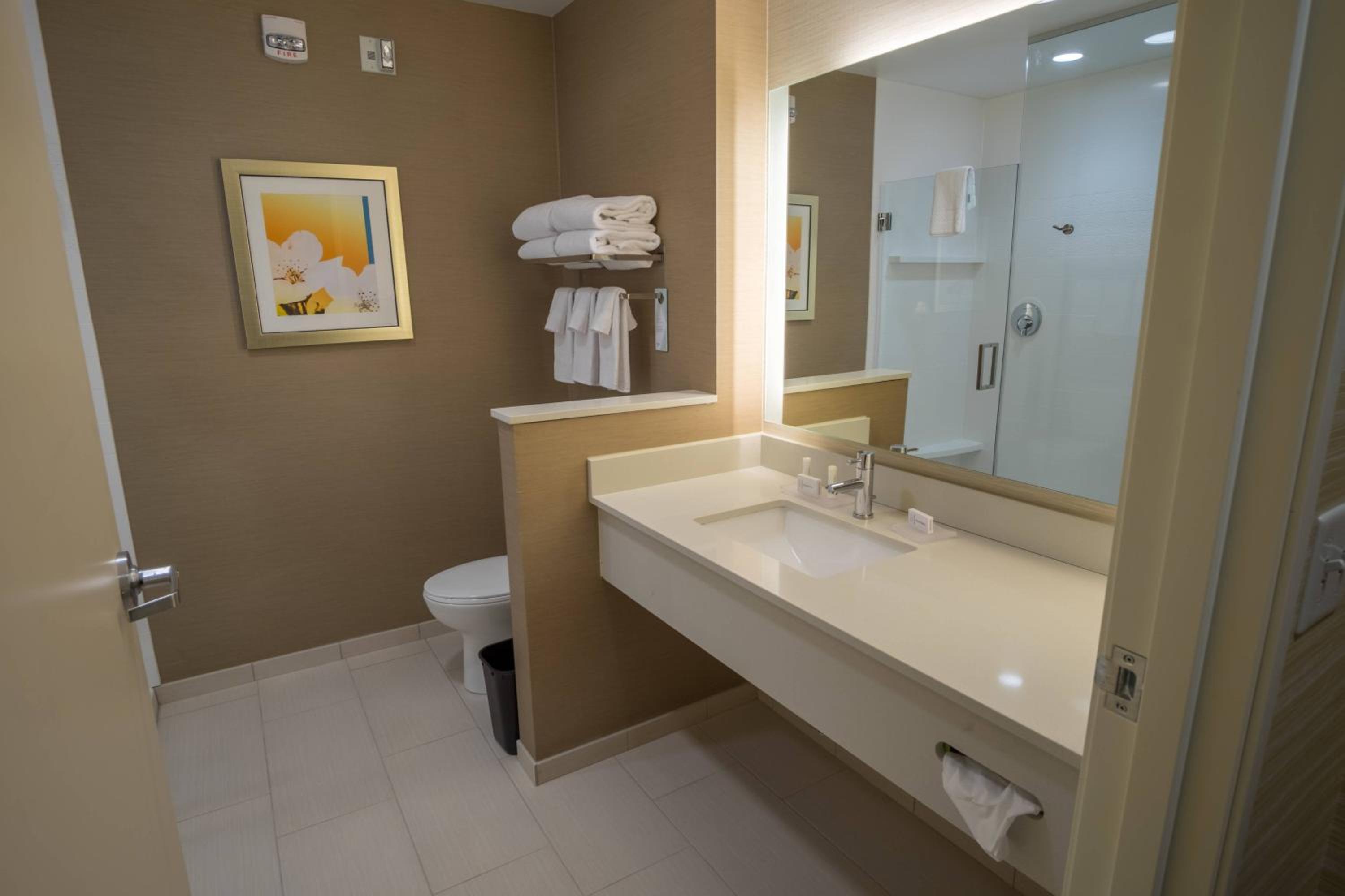 King Room - Hearing Accessible photo 3