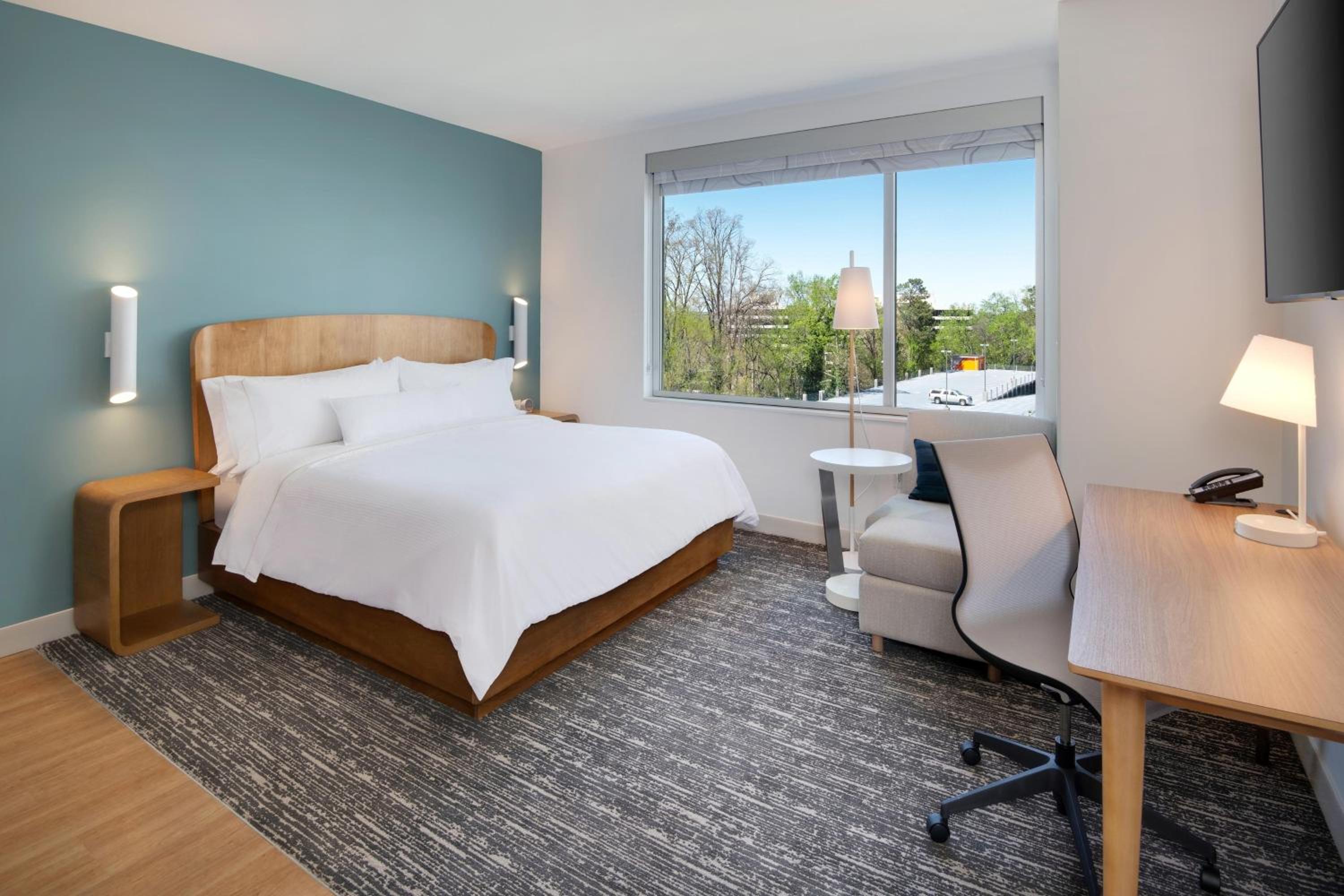Standard  Guest Room  with  King Bed  City view - Photo 1