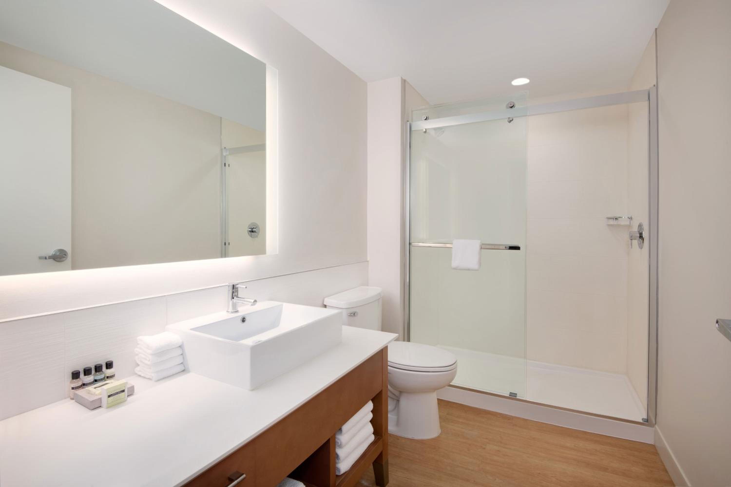 Standard  Guest Room  with  King Bed  City view - Photo 3