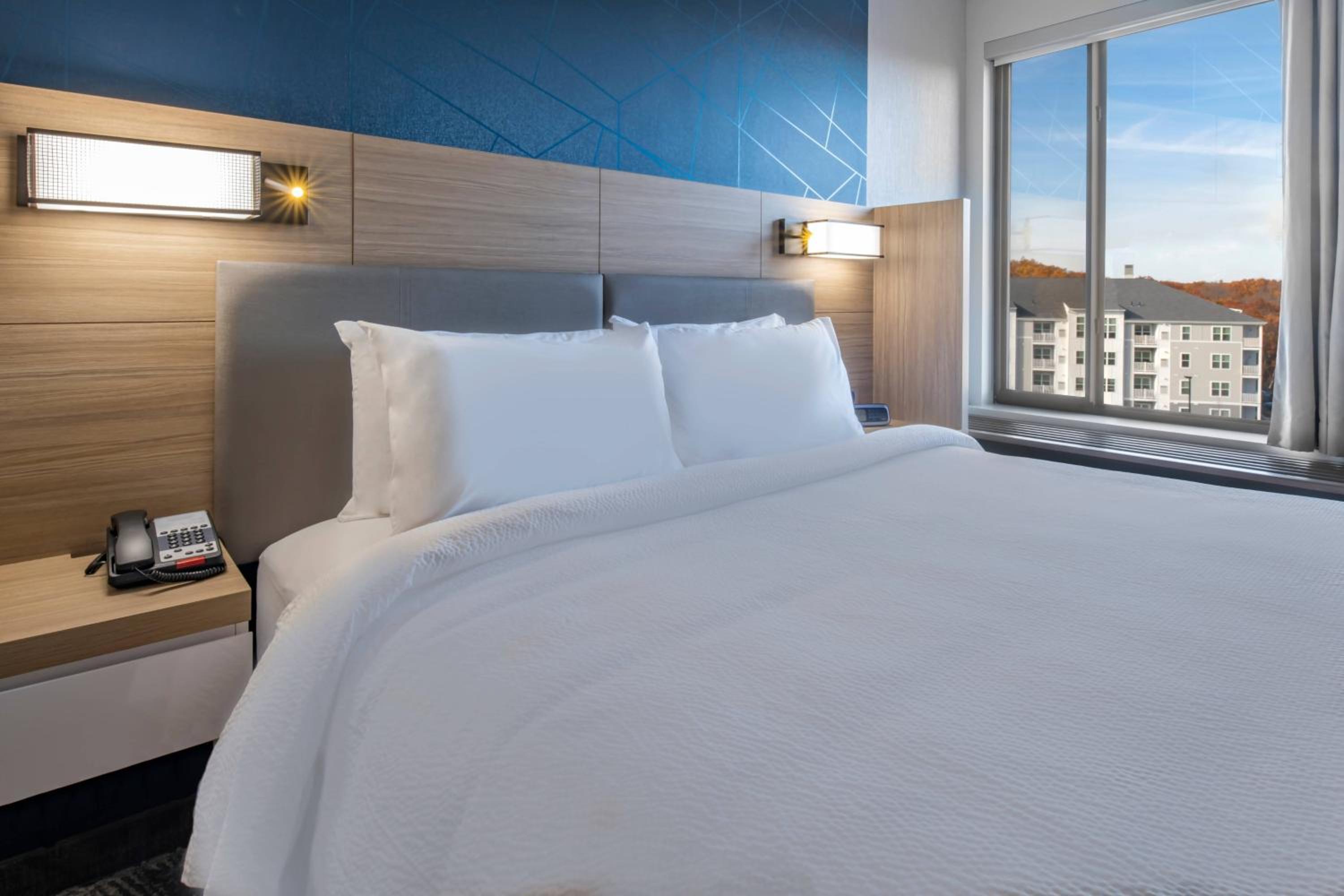 Suite, 1 King, Trundle bed - Photo 3