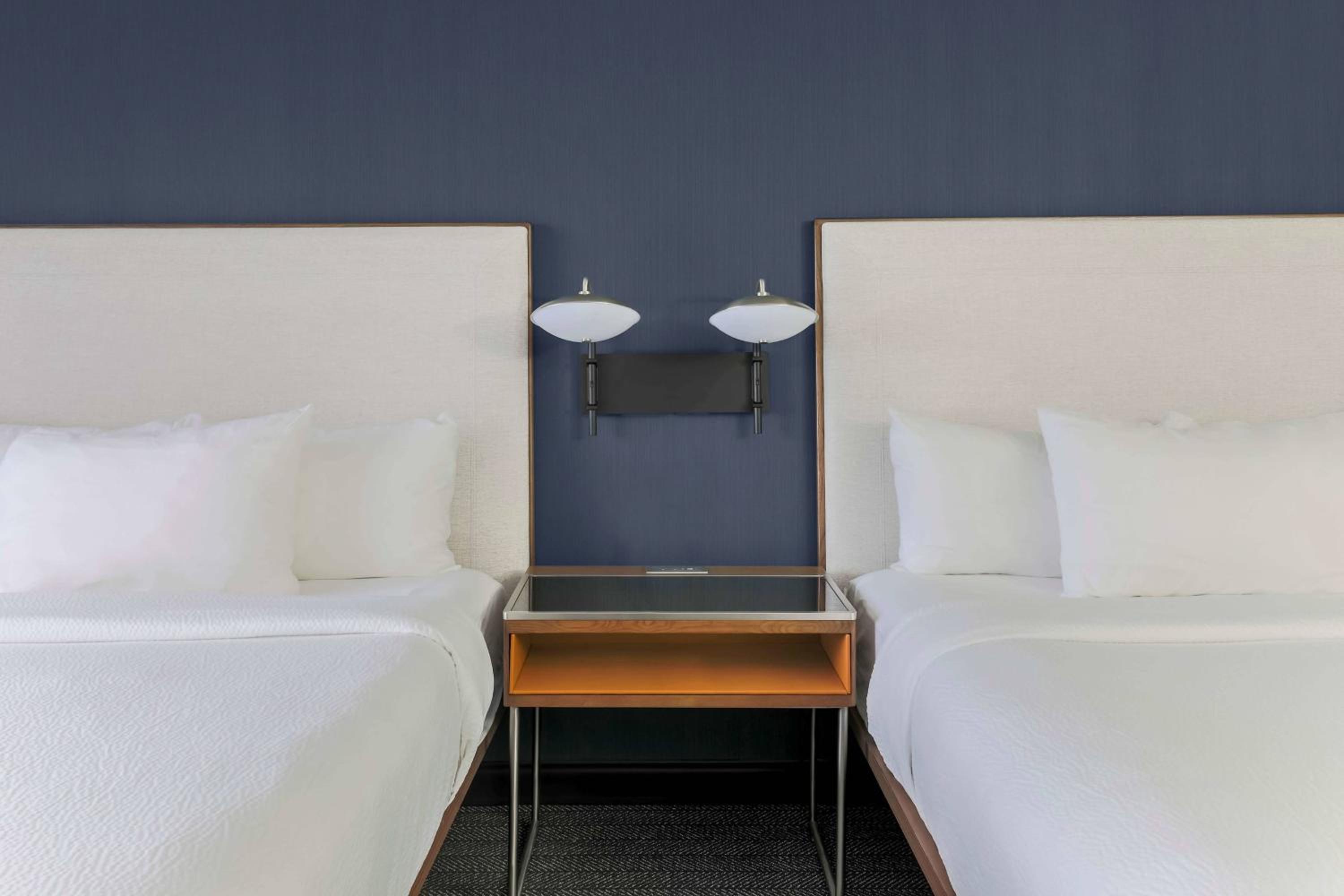 Queen room with 2 Queen Beds - Photo 1