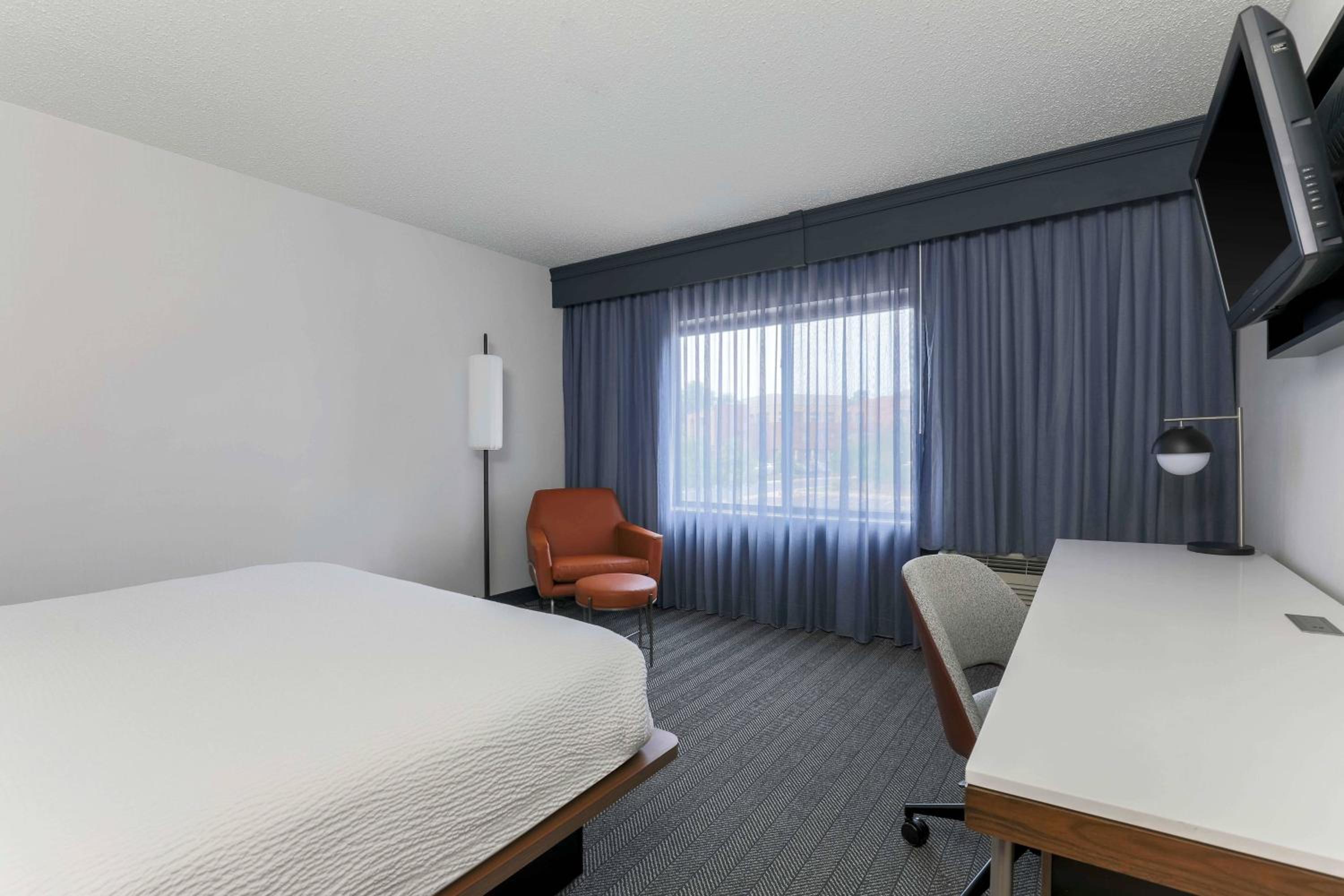 King Room with Adapted Tub - Mobility Accessible - Photo 1