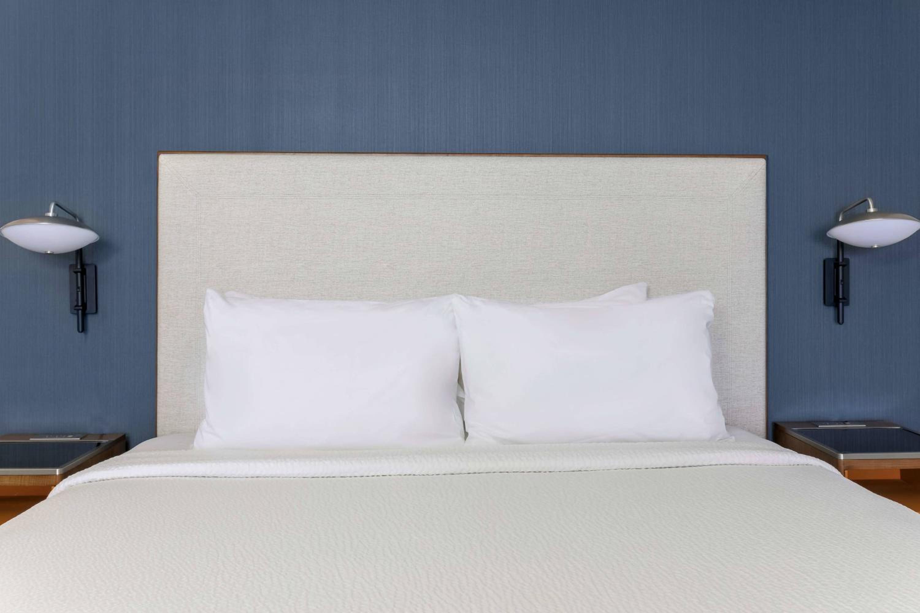 Larger Guest room, 1 King, Sofa bed - Photo 9
