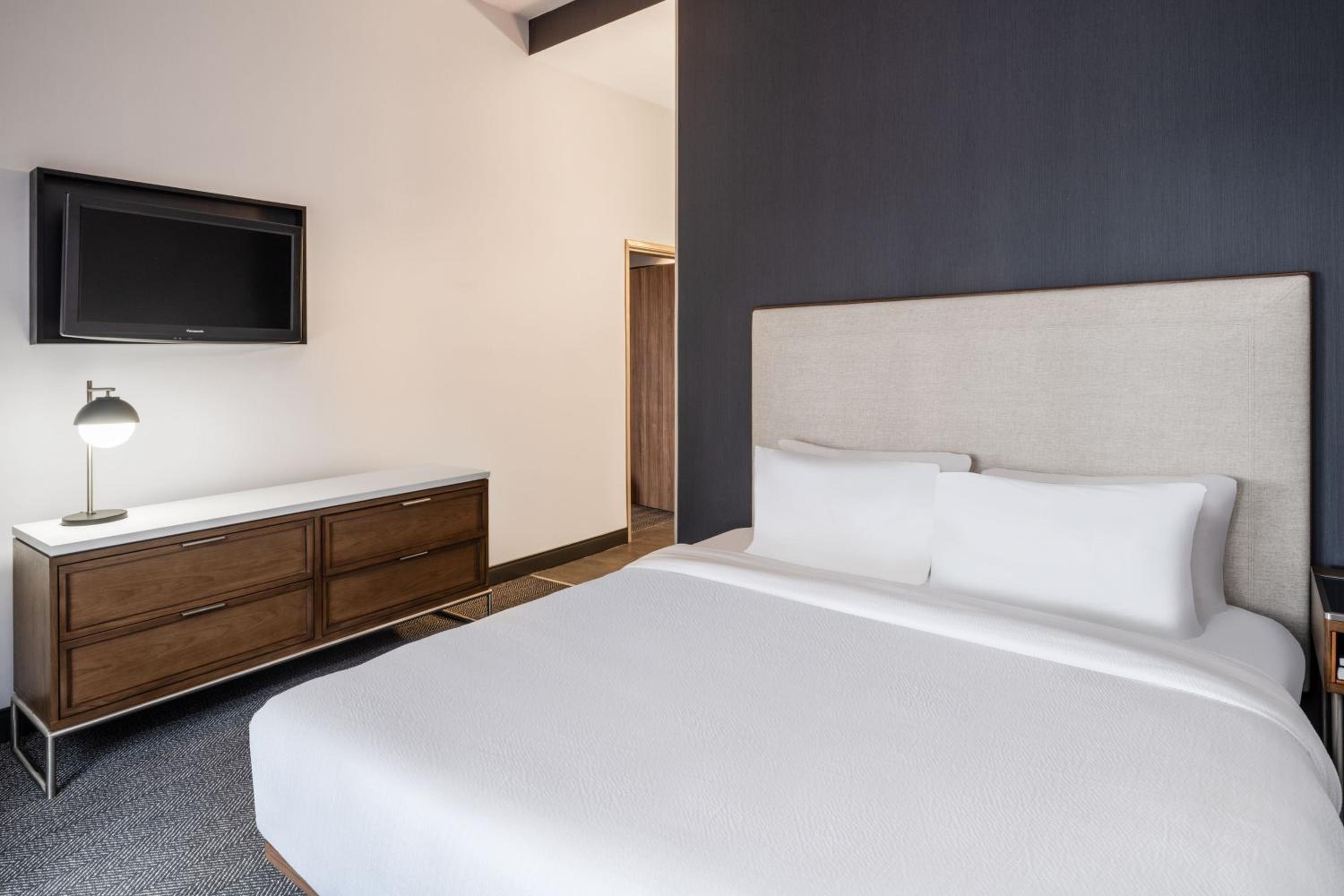 1 Bedroom 2 room Suite, 1 King, Sofa bed - Photo 3