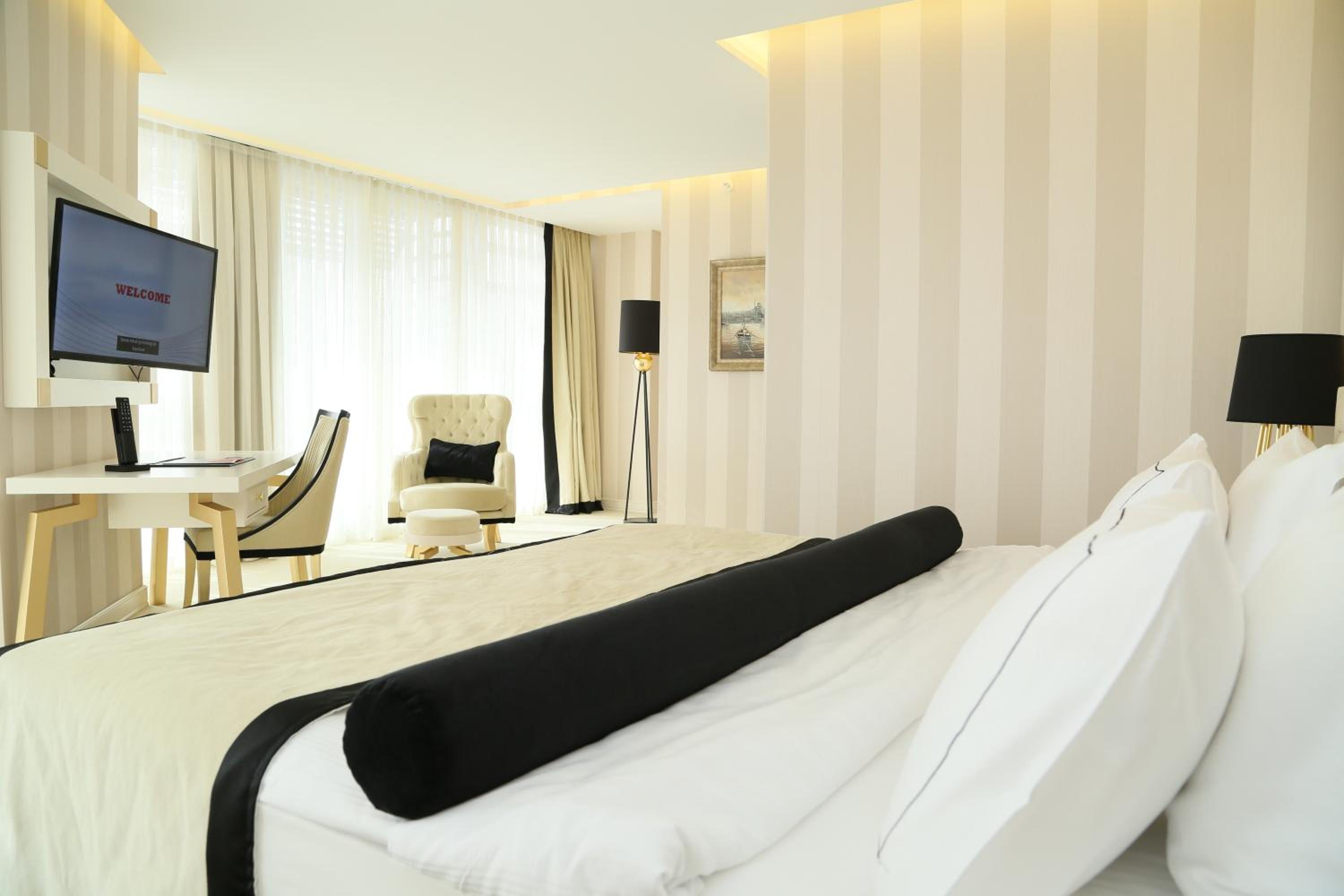 Family Suite with One Double Bed and Twin Beds photo 3