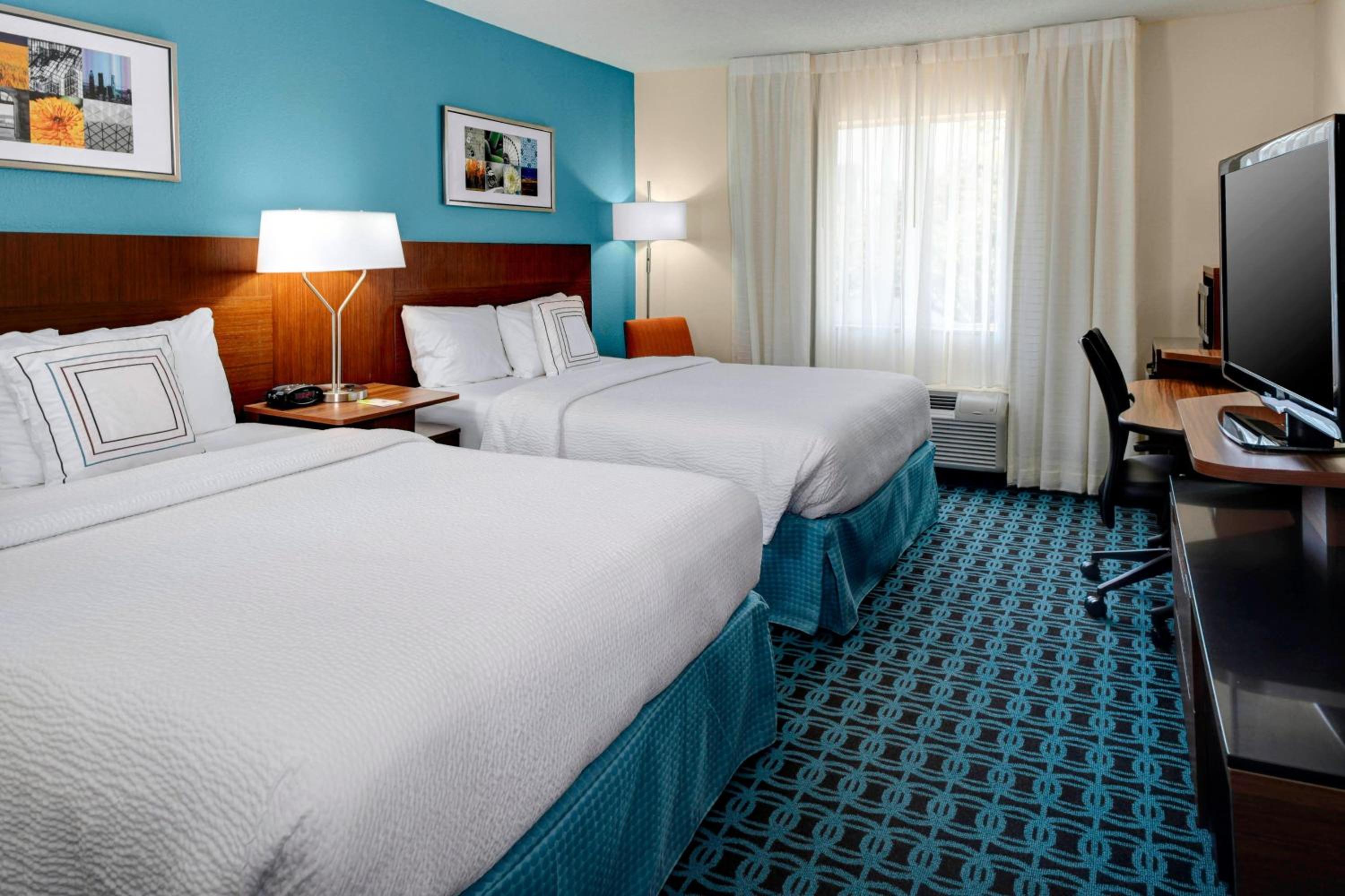 Queen Room with Two Queen Beds photo 1