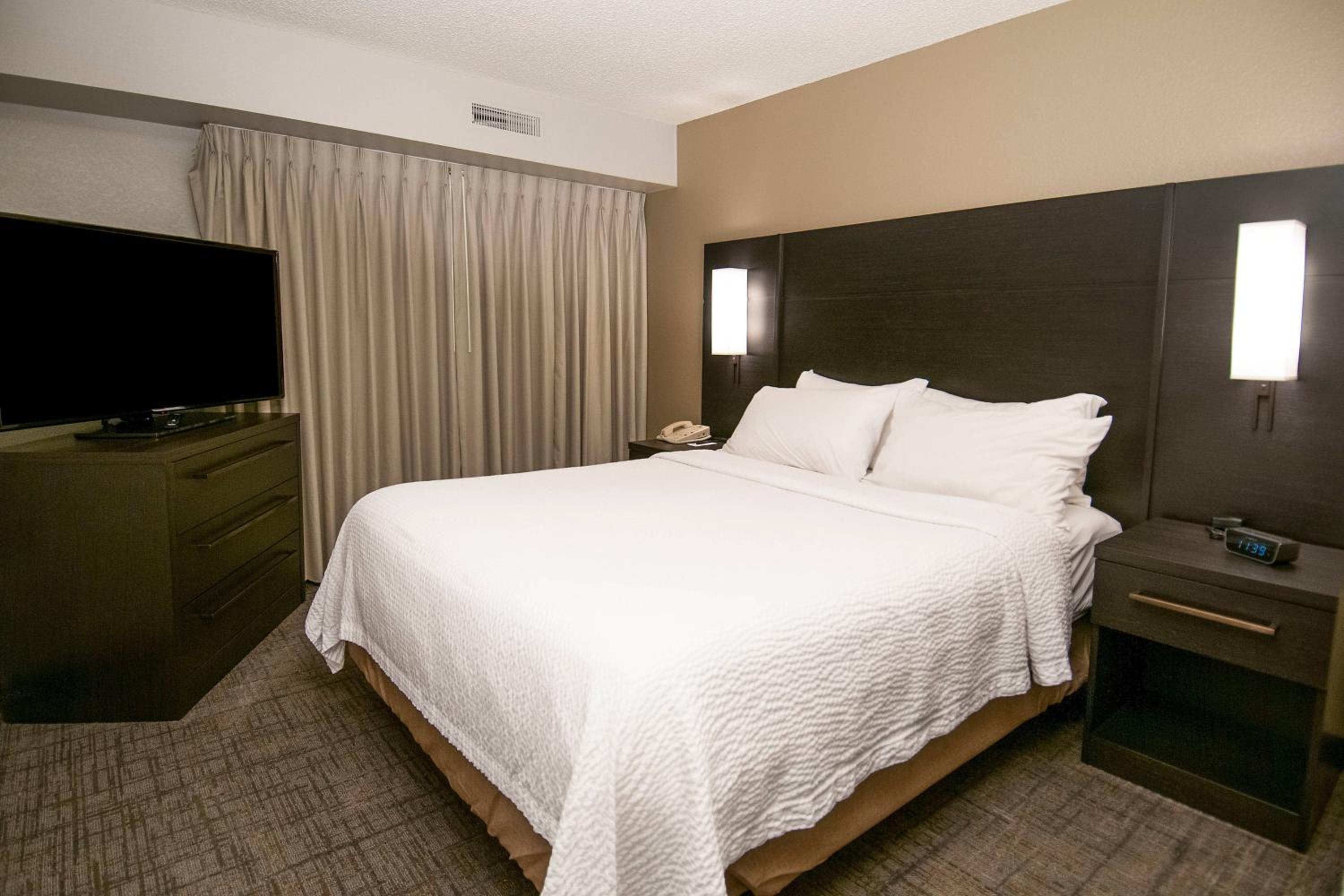 One-Bedroom Queen Suite with Sofa Bed - Photo 4