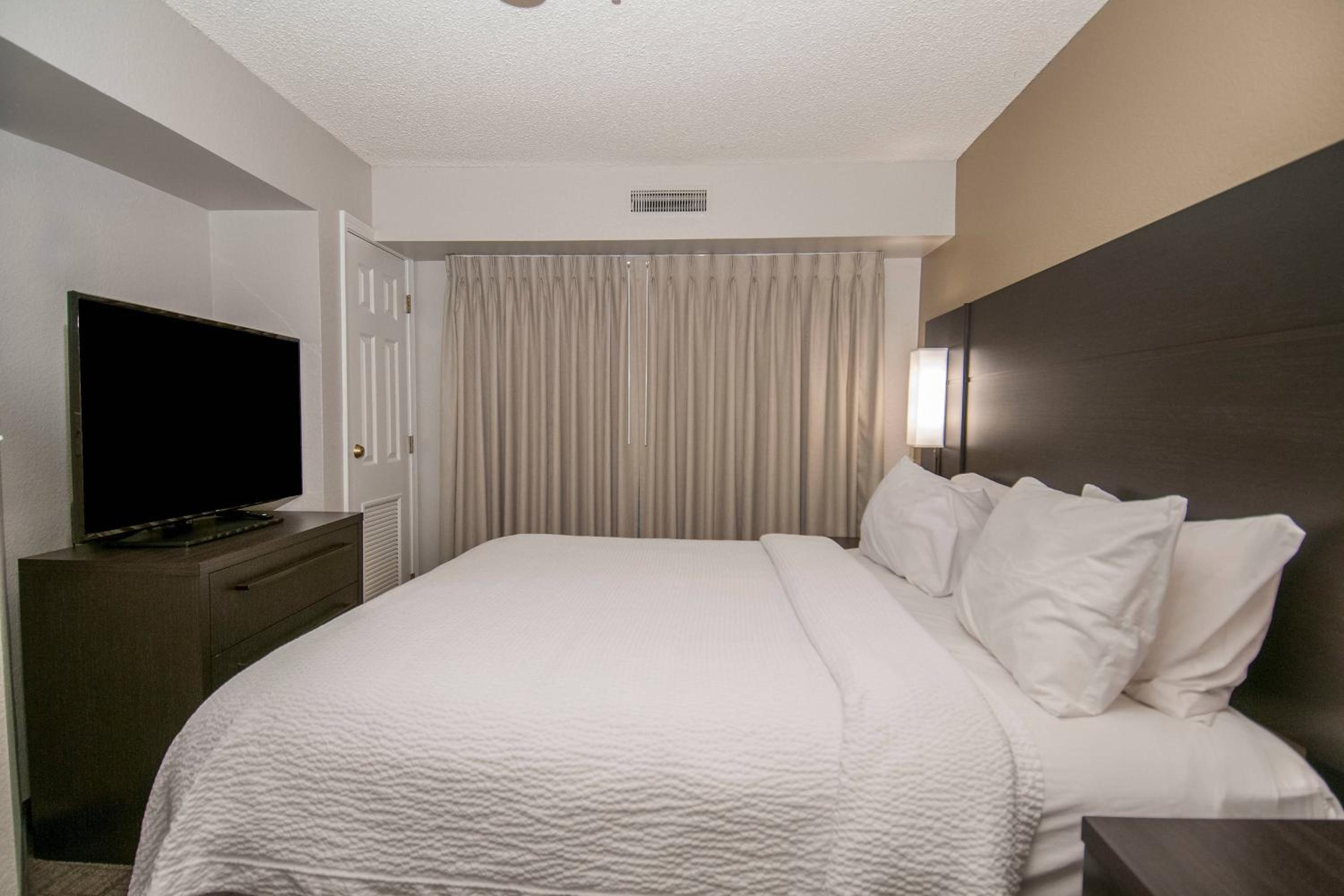 1 Bedroom Suite, King, Sofa bed - Photo 3