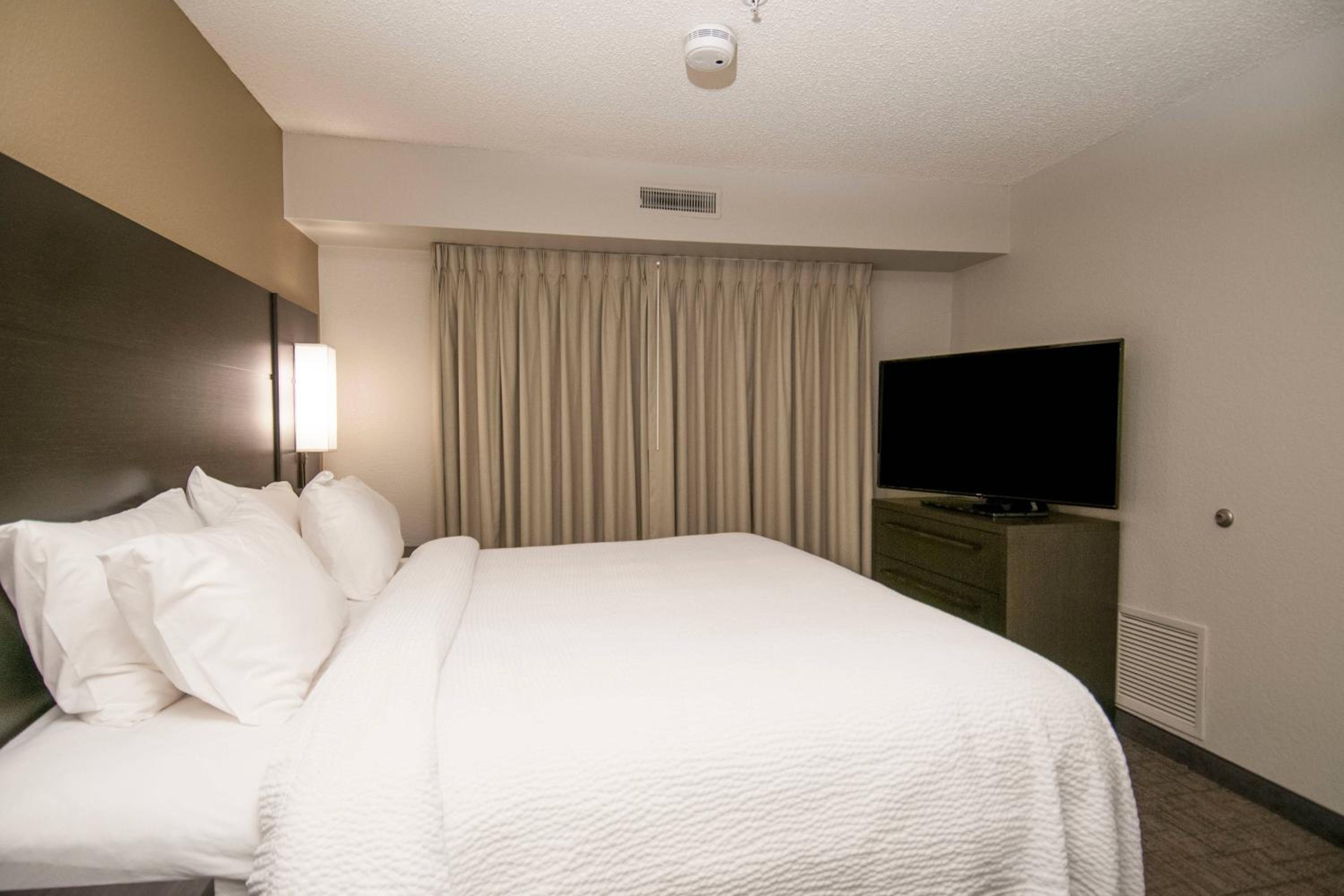 2 Bedroom Suite, Bedroom 1: King, Bedroom 2: Queen, Sofa bed - Photo 3