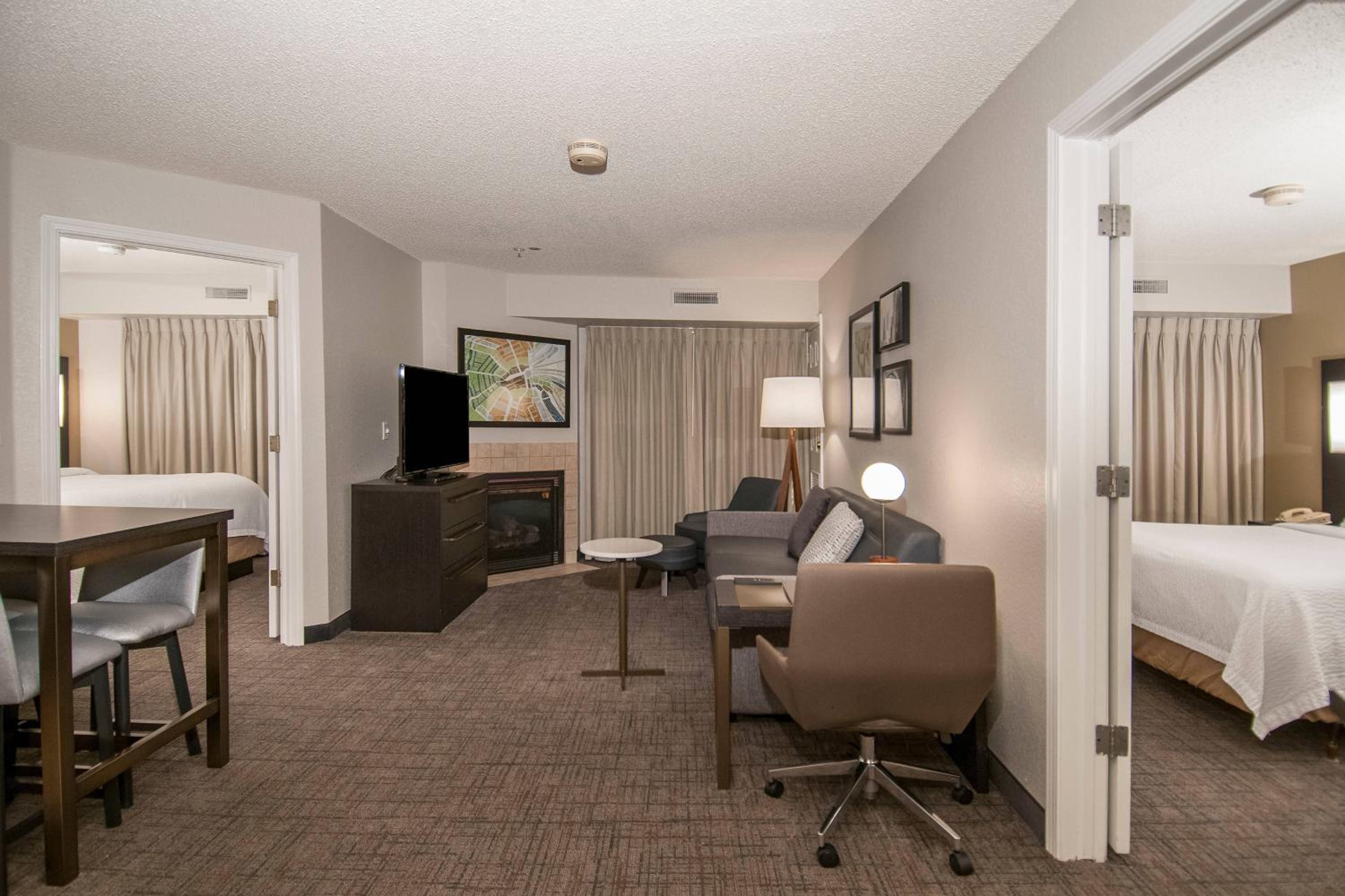 2 Bedroom Suite, Bedroom 1: King, Bedroom 2: Queen, Sofa bed - Photo 1